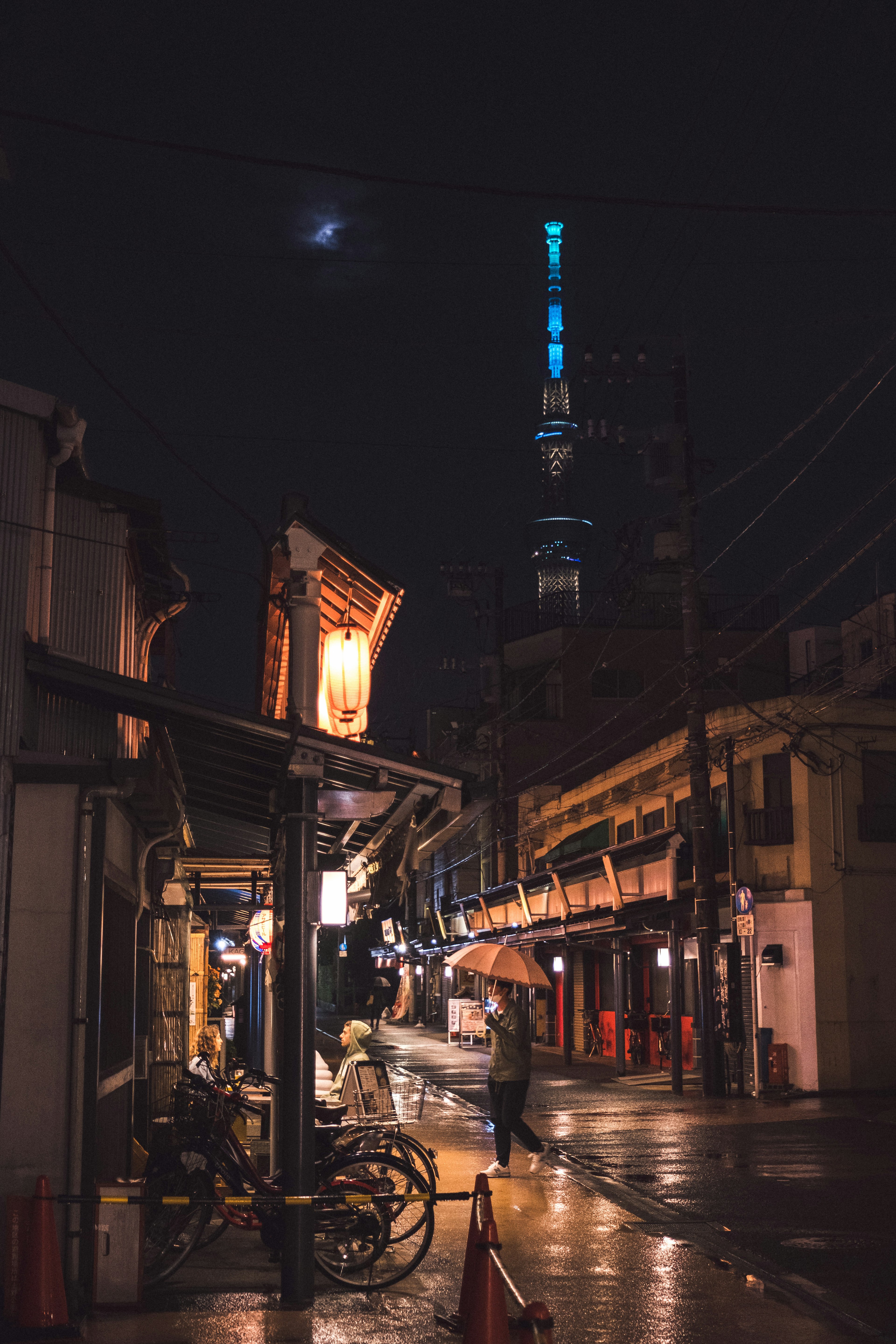 夜の街並みと東京スカイツリーの青い光