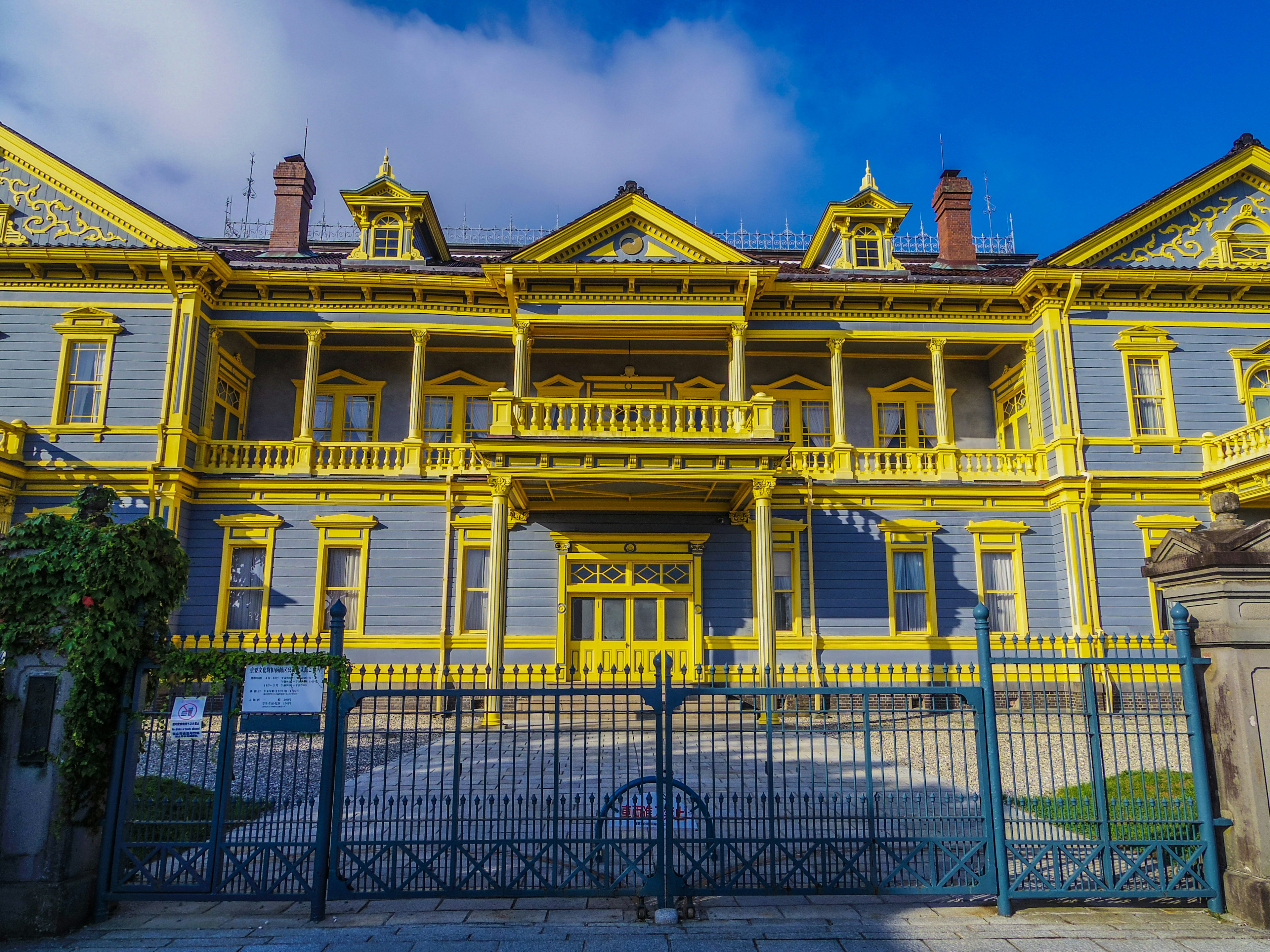 Hermoso exterior de edificio histórico en azul y amarillo con diseño tradicional y decoraciones intrincadas