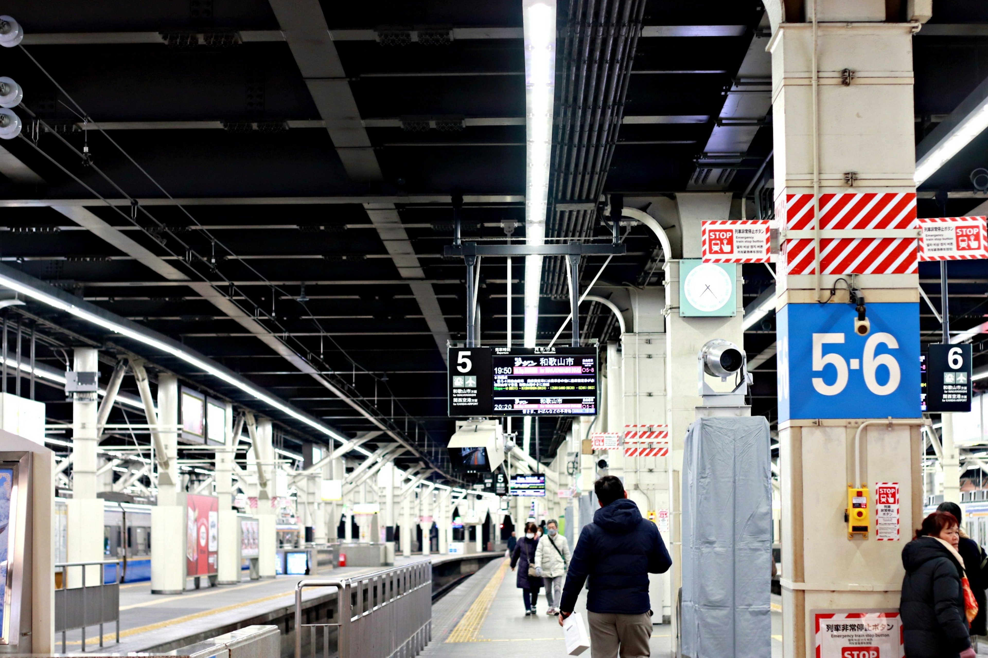 ภายในสถานีรถไฟมีป้ายและโครงสร้างที่มองเห็นได้