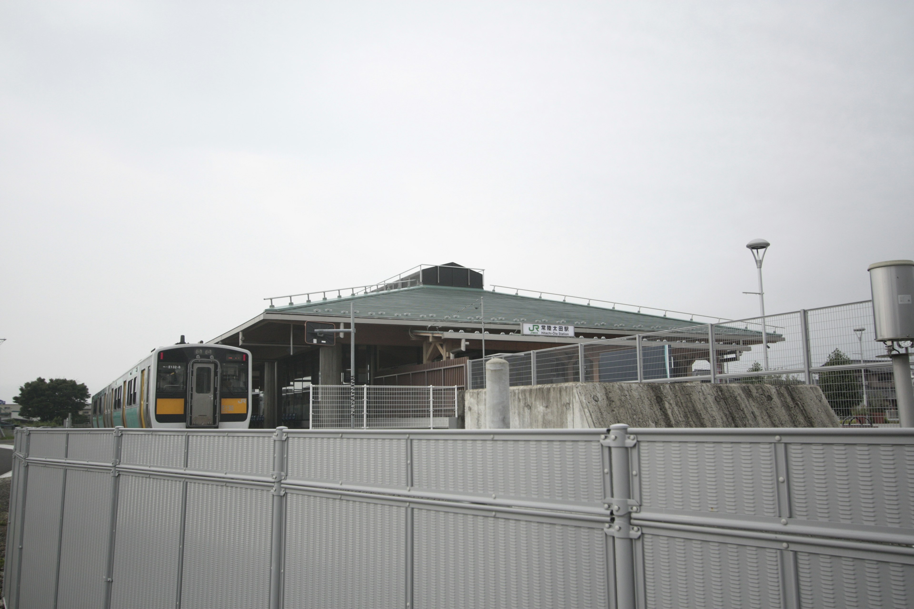 Blick auf einen Bahnhof mit einem Zug und einer Dachstruktur