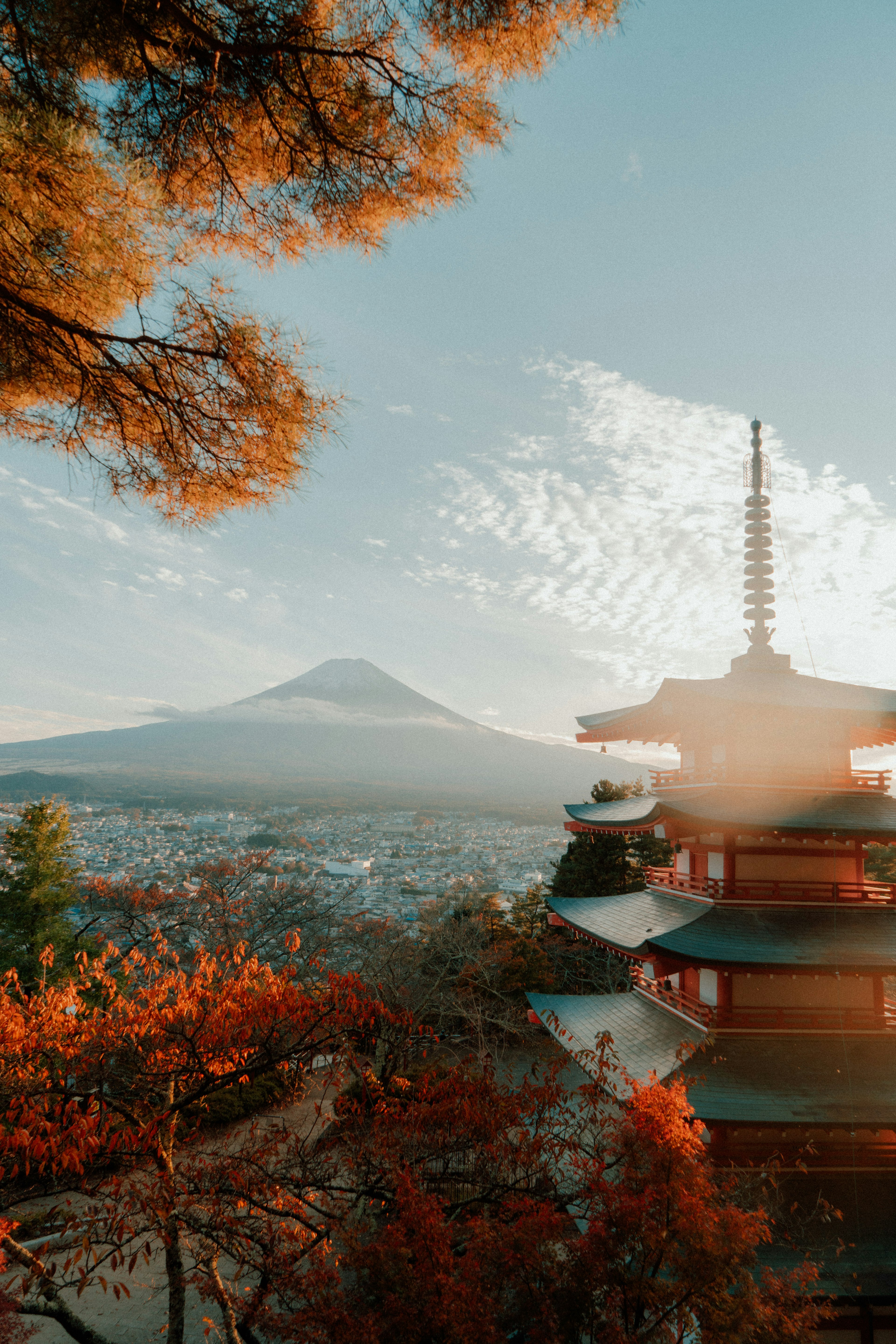 美しい秋の紅葉と富士山を背景にした五重塔