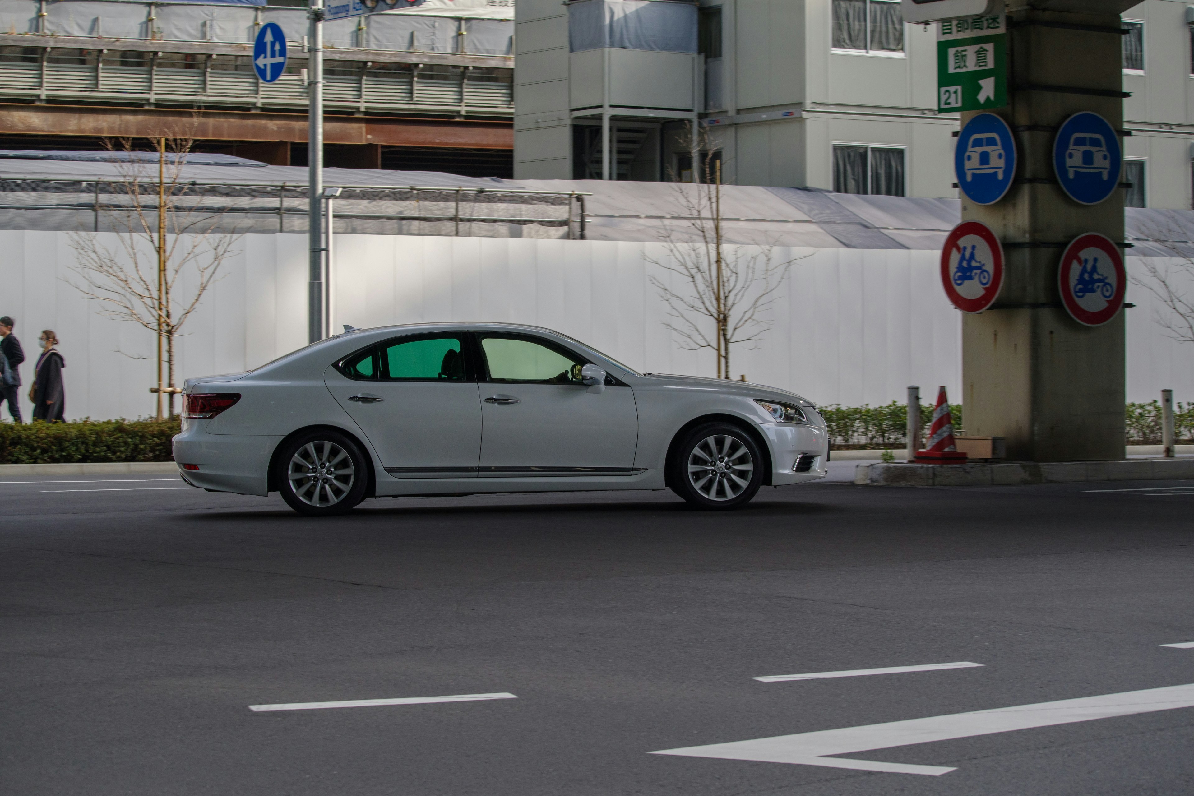 一輛白色汽車在城市道路上行駛