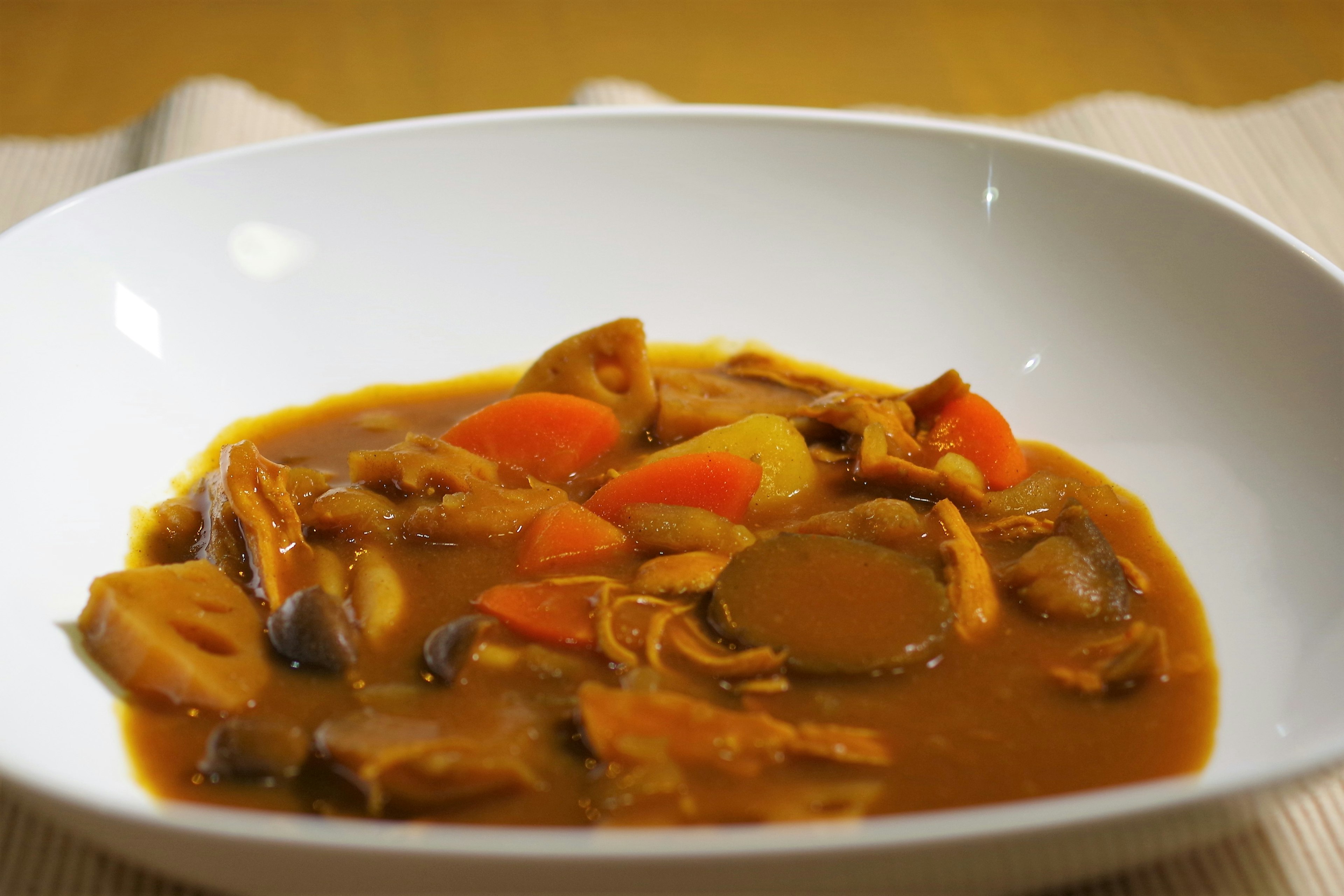 Estofado de verduras y carne servido en un tazón blanco