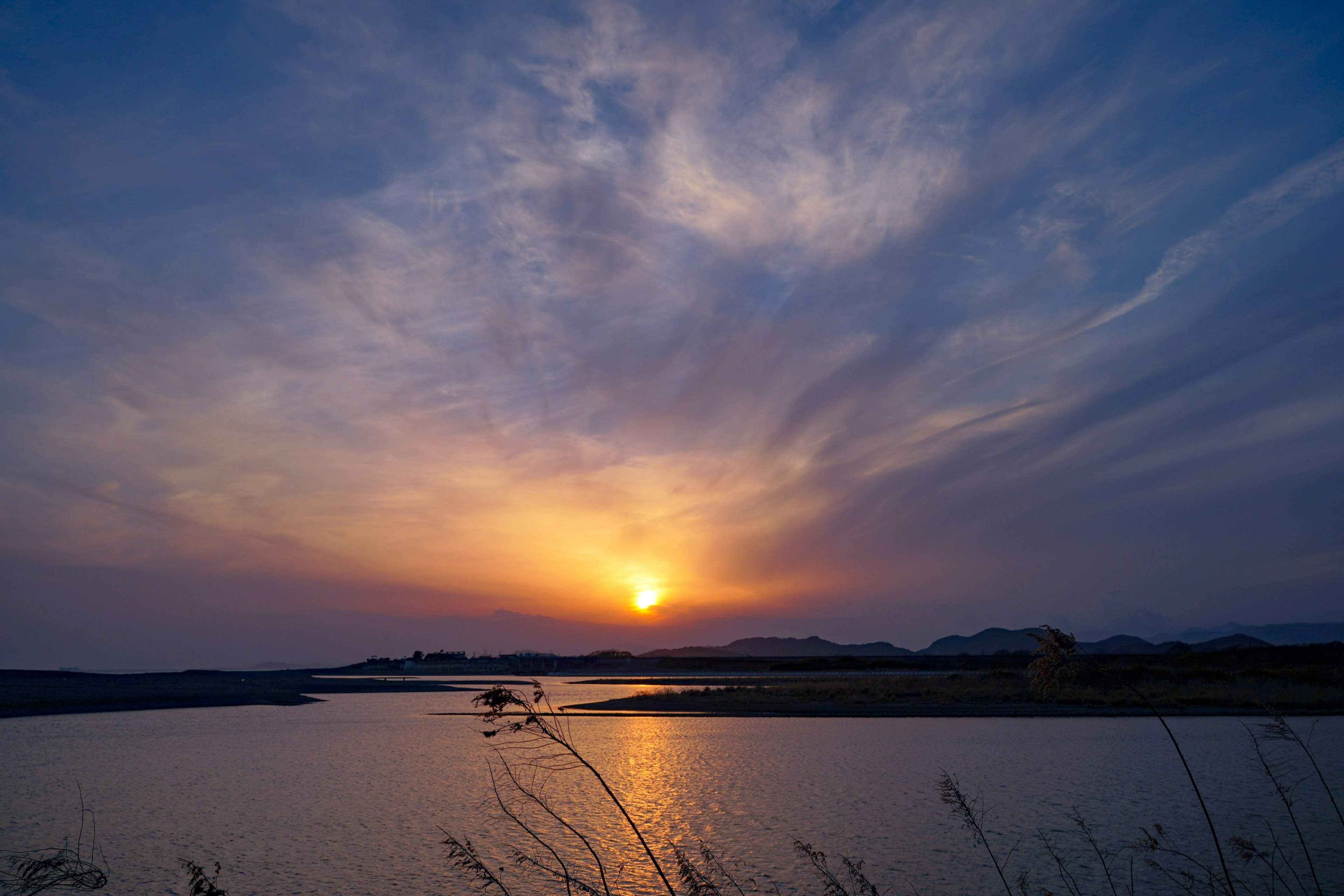 美しい夕日が水面に映る静かな風景