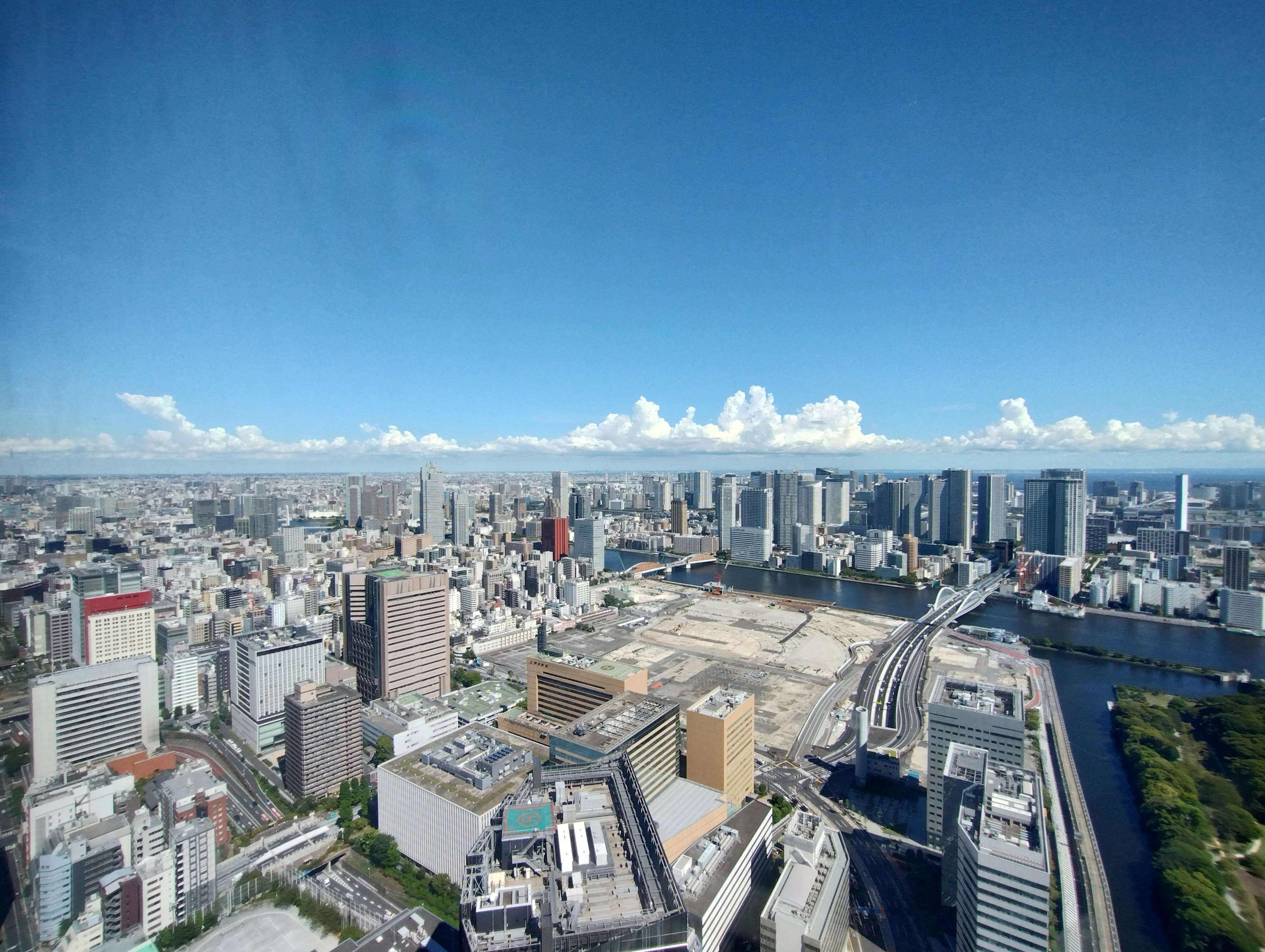 Vista panoramica degli grattacieli di Tokyo sotto un cielo blu