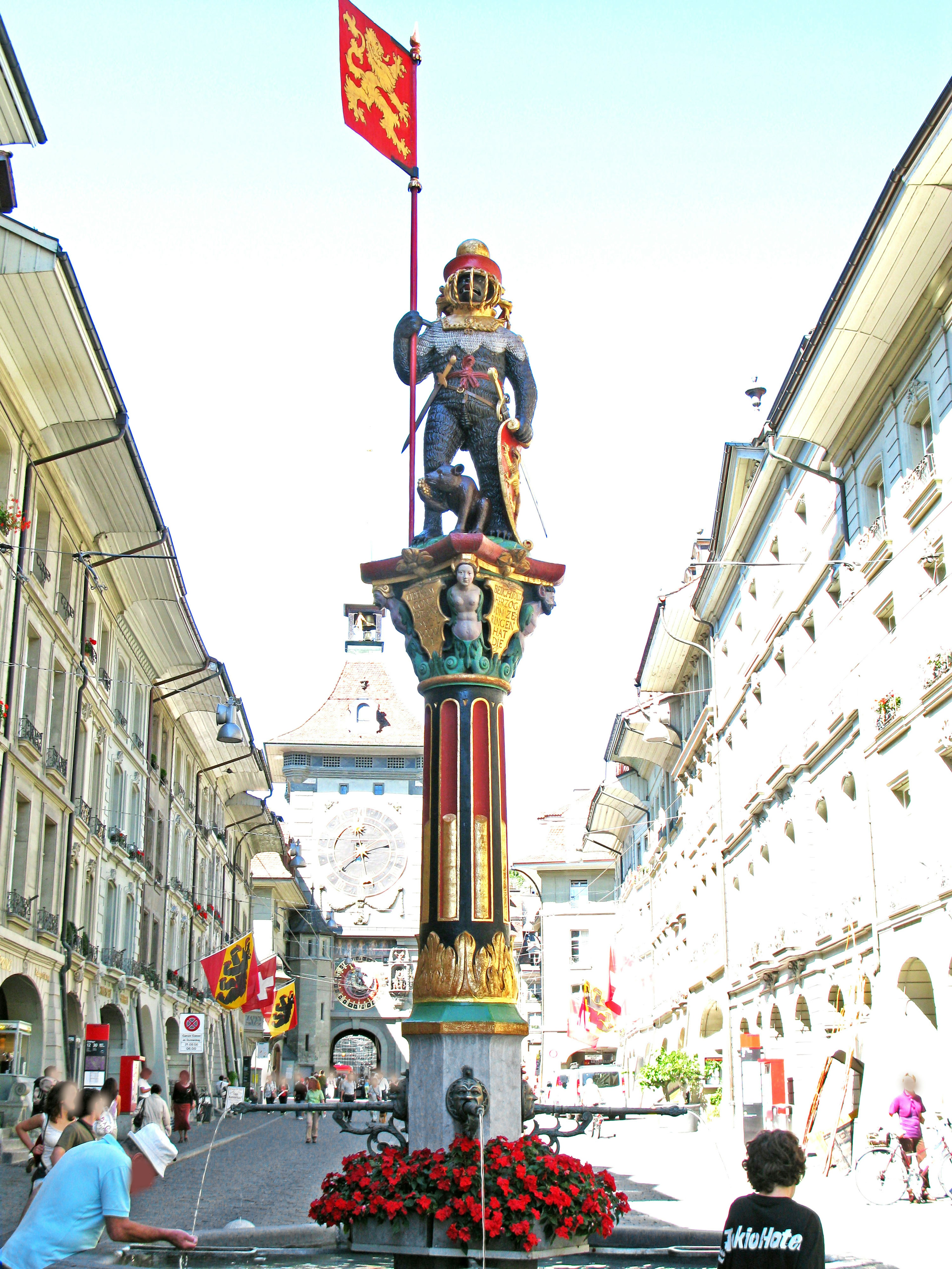 Sculpture de fontaine colorée avec drapeau dans une rue de Berne