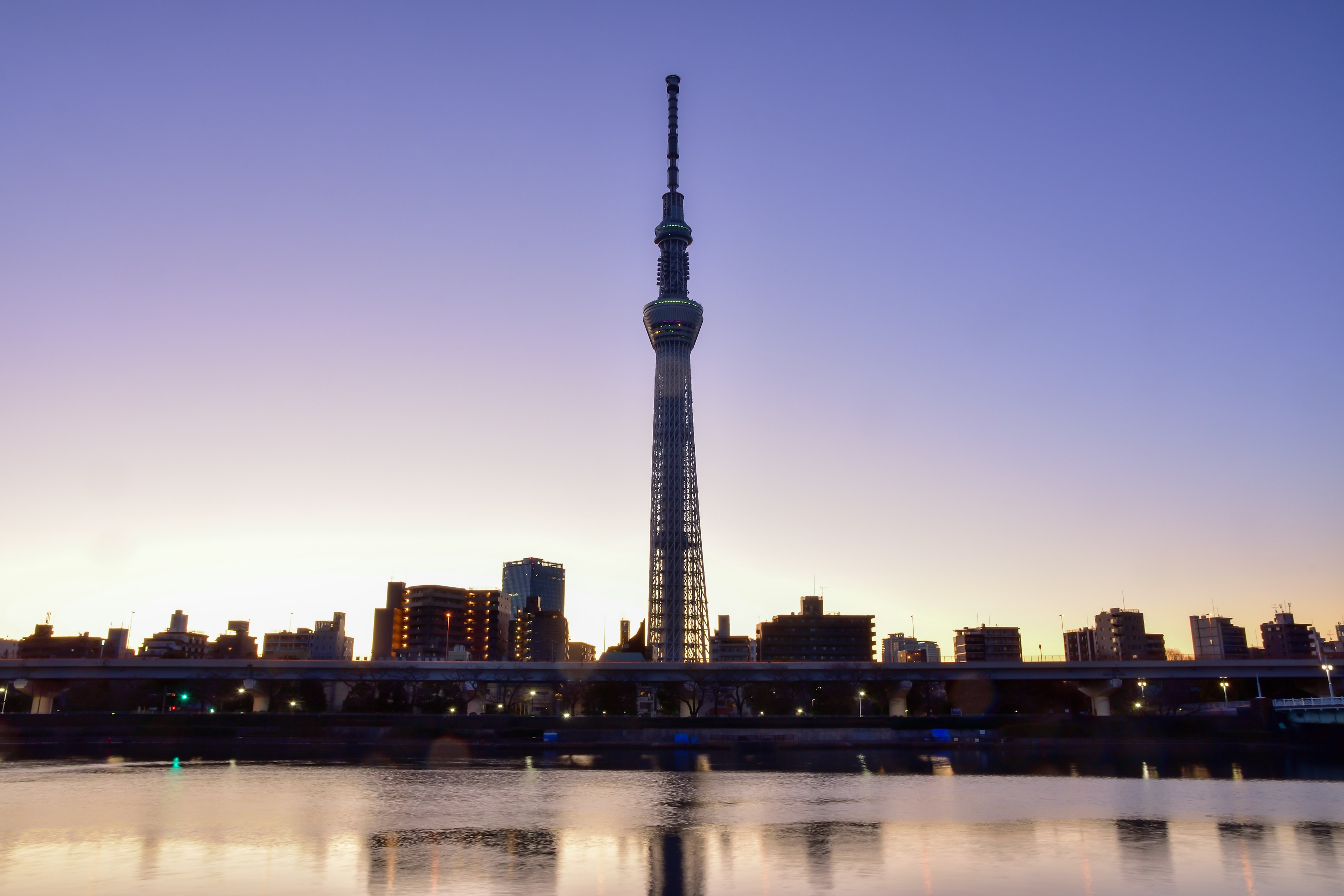 Tokyo Skytree vor einem lebhaften Sonnenuntergangshimmel