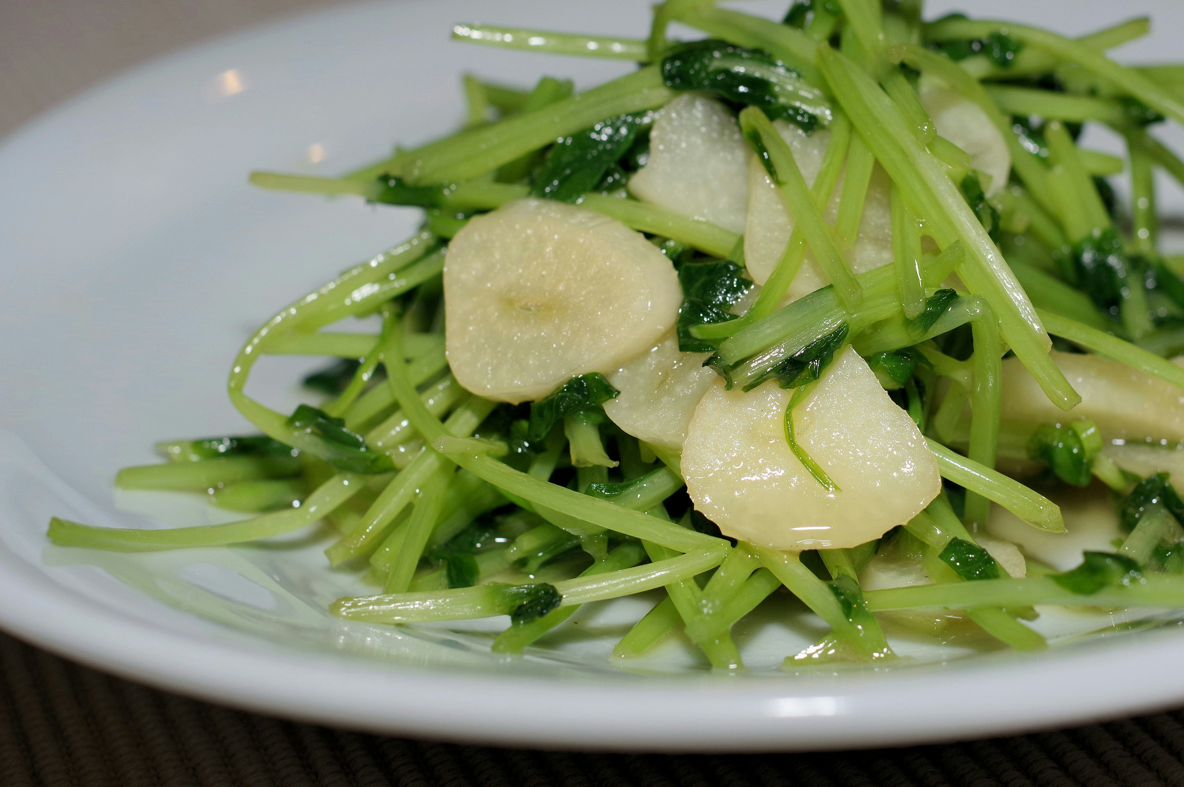 Piring salad sayuran hijau dan bawang putih