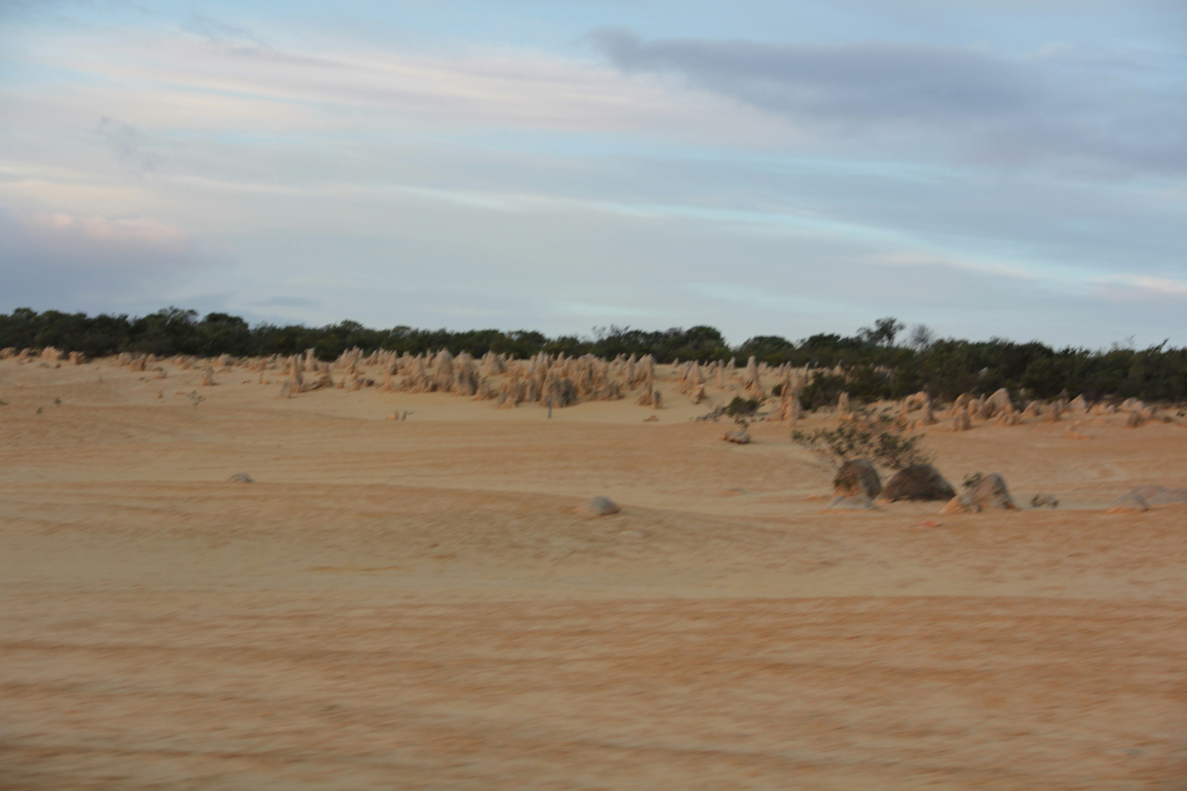 Paesaggio con dune di sabbia e formazioni rocciose uniche