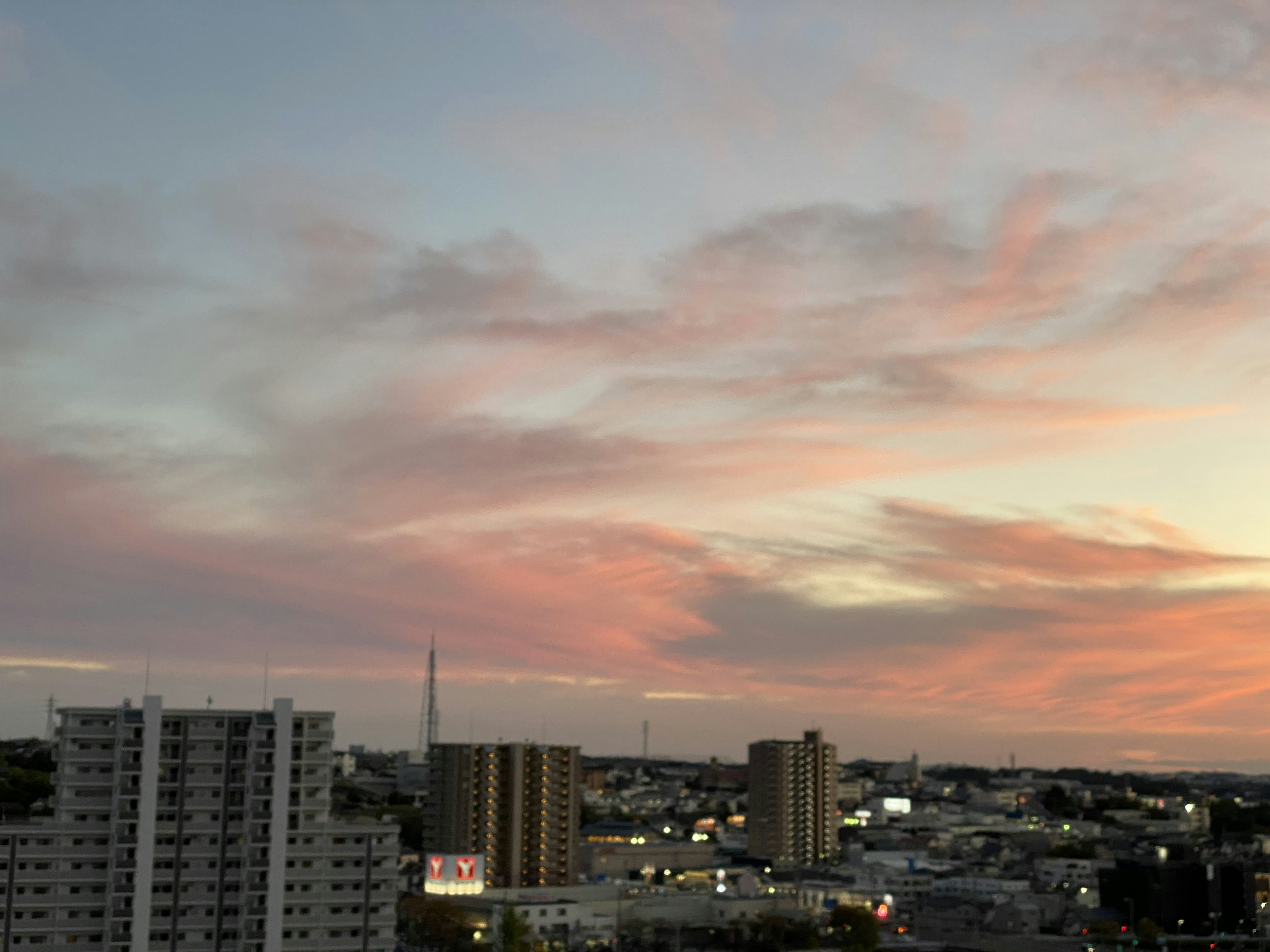 城市天際線上的日落天空與高樓大廈和多彩的雲朵