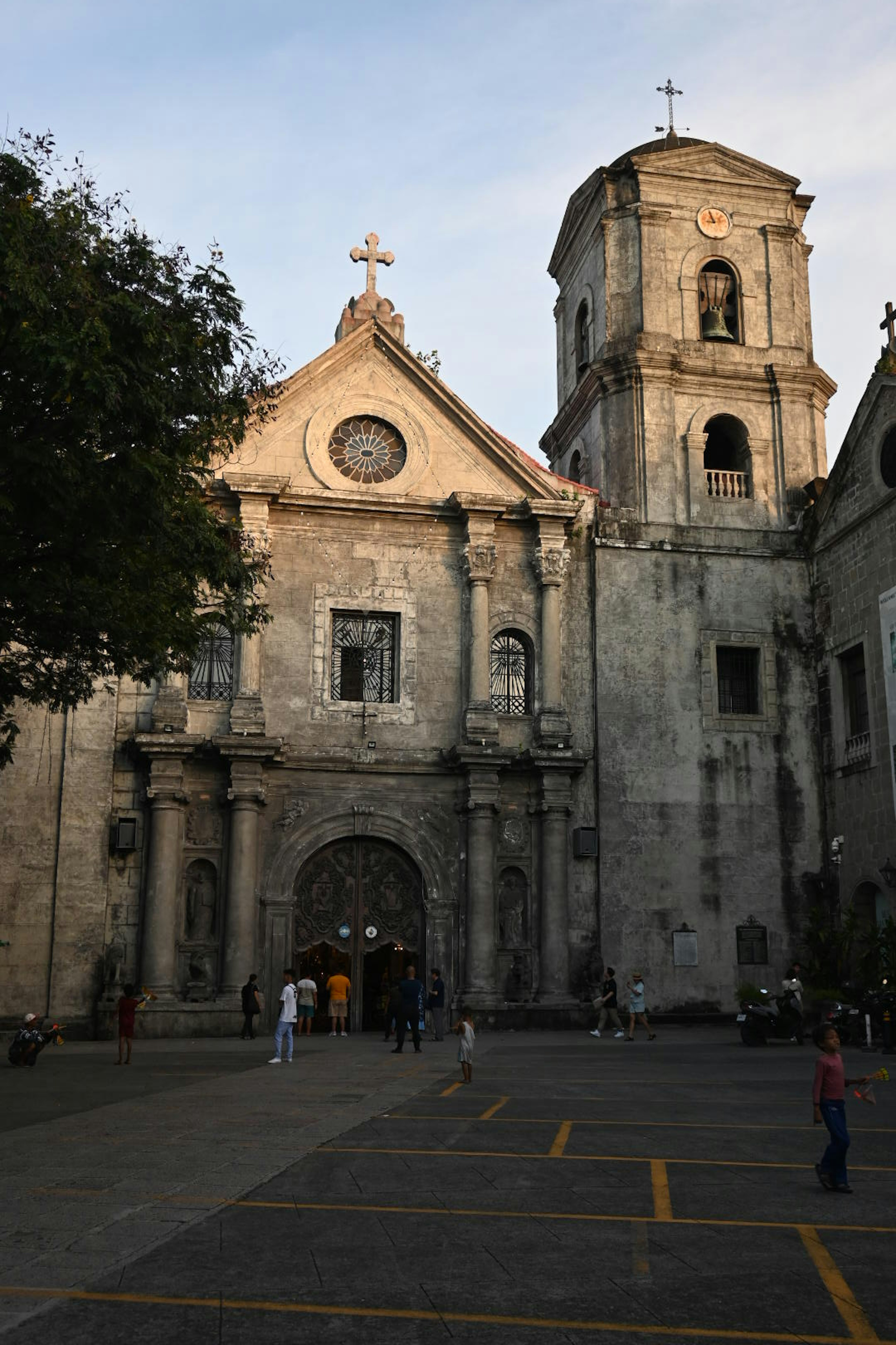 Eksterior gereja bersejarah dengan menara