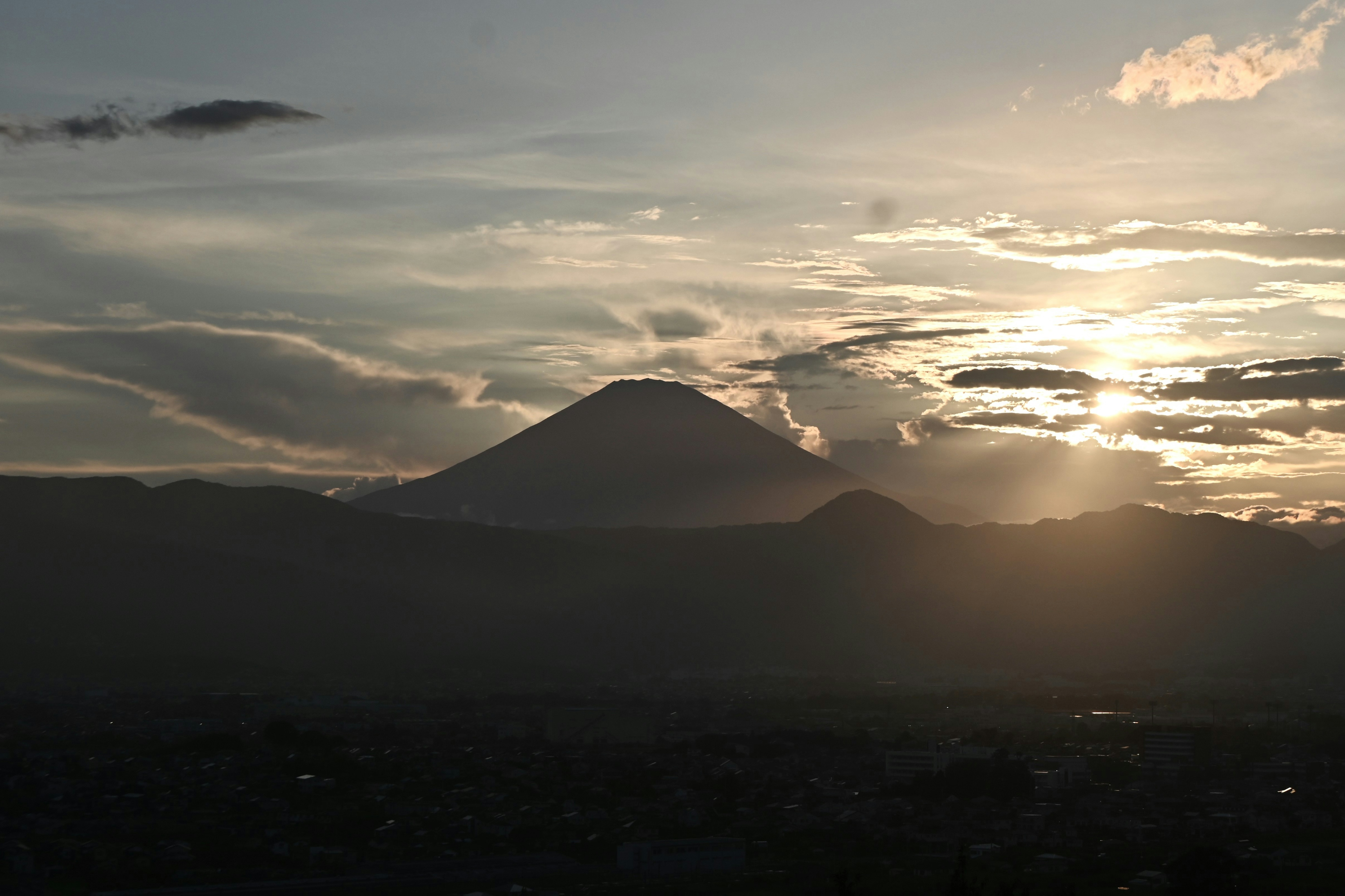 夕日を背にした美しい山のシルエット