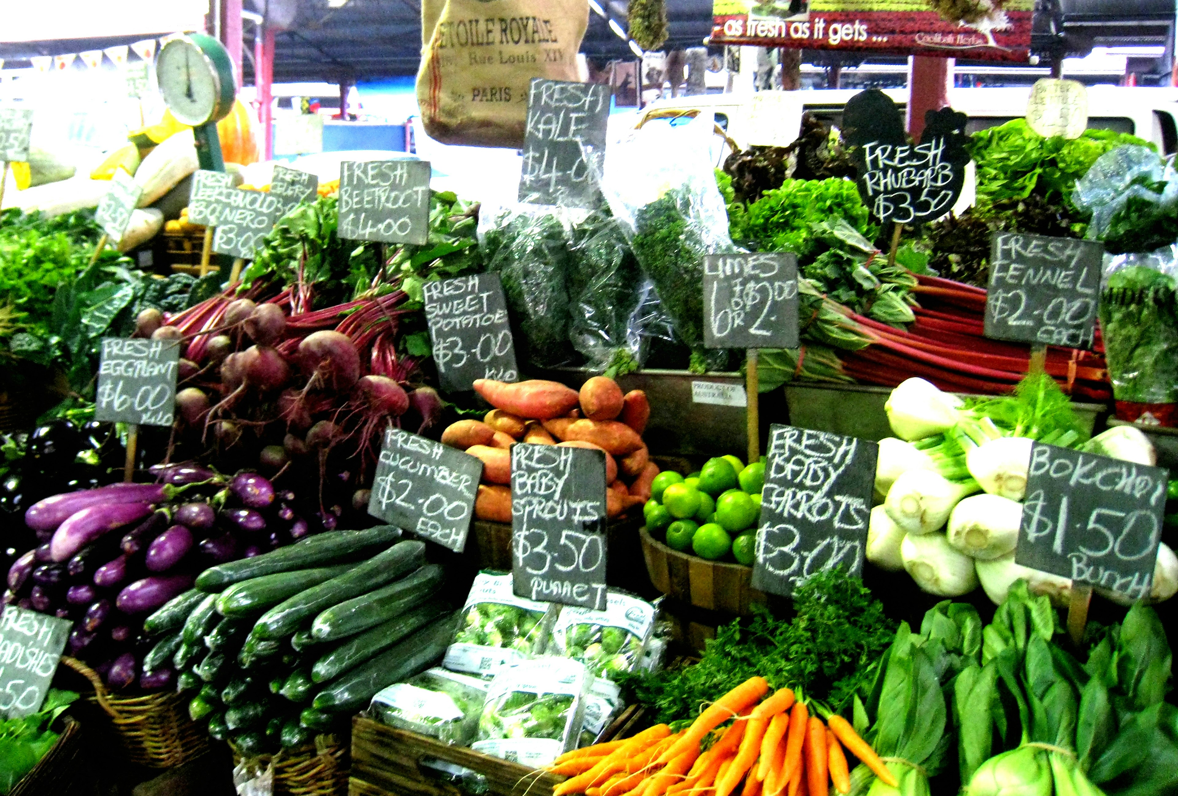 Affichage coloré de légumes frais dans un marché