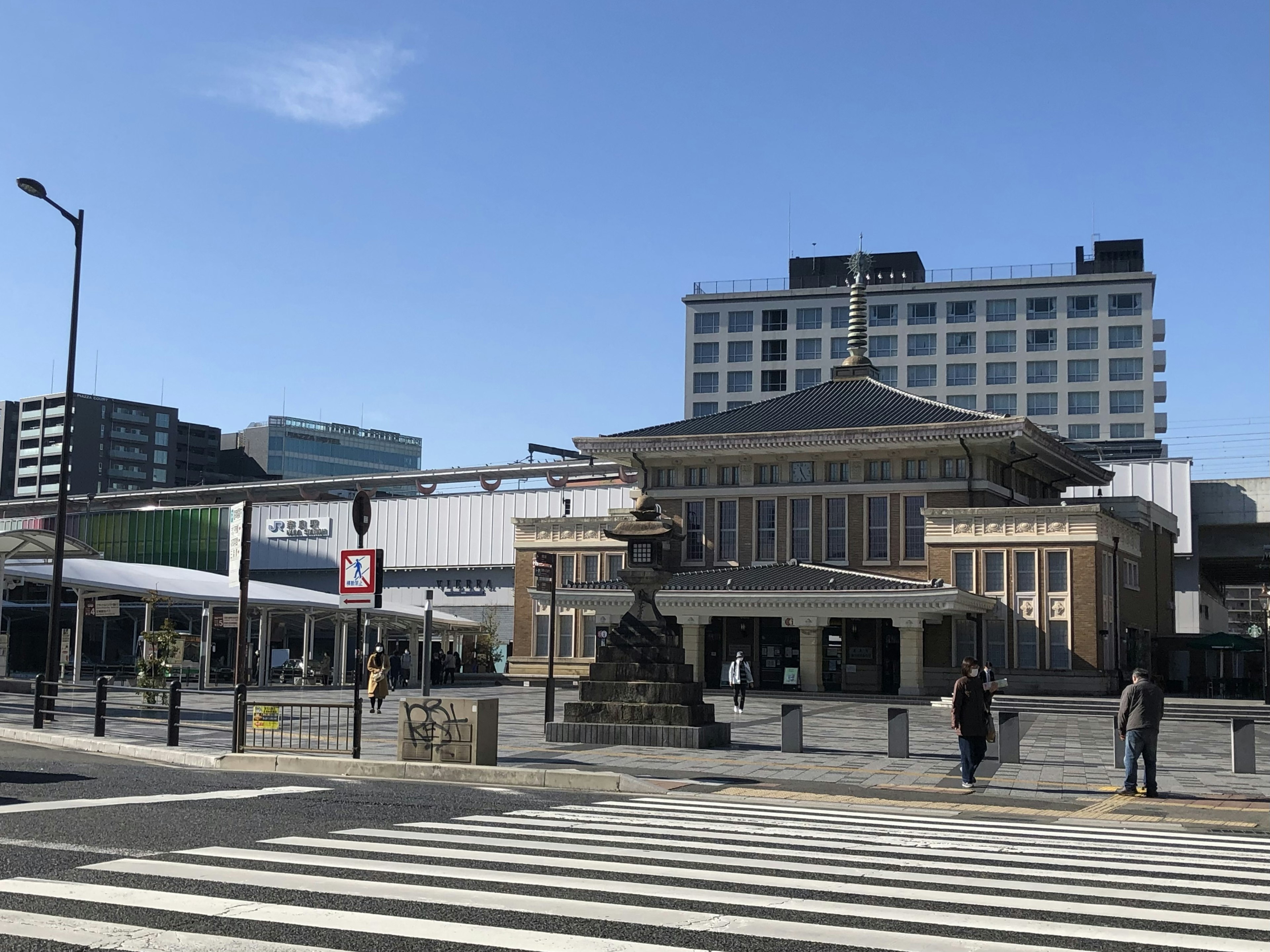 近代的な建物と歴史的な駅舎が並ぶ風景