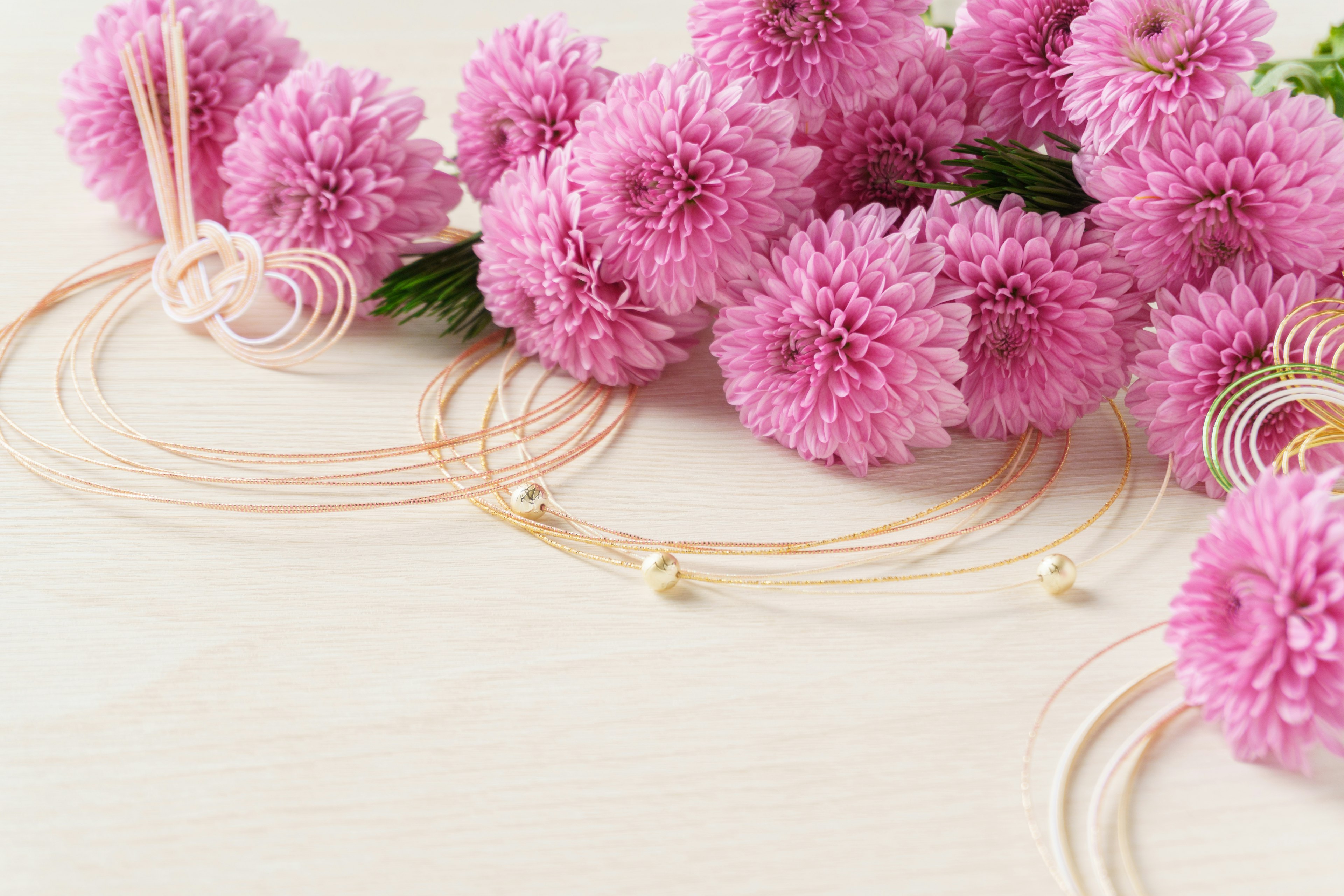 Eine schöne Anordnung von rosa Blumen und goldenen Schmuck