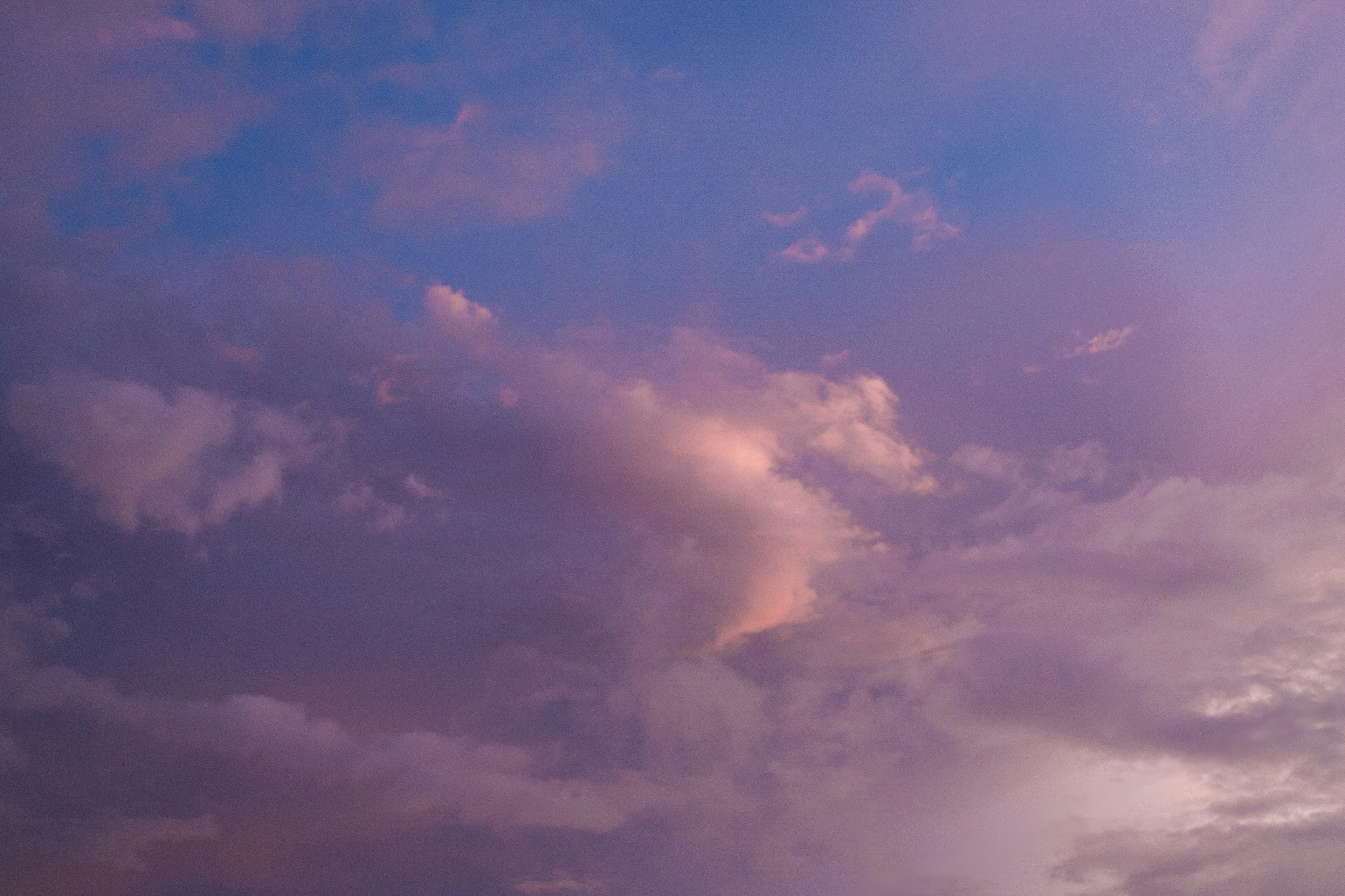 青紫色の空にピンクの雲が浮かぶ風景