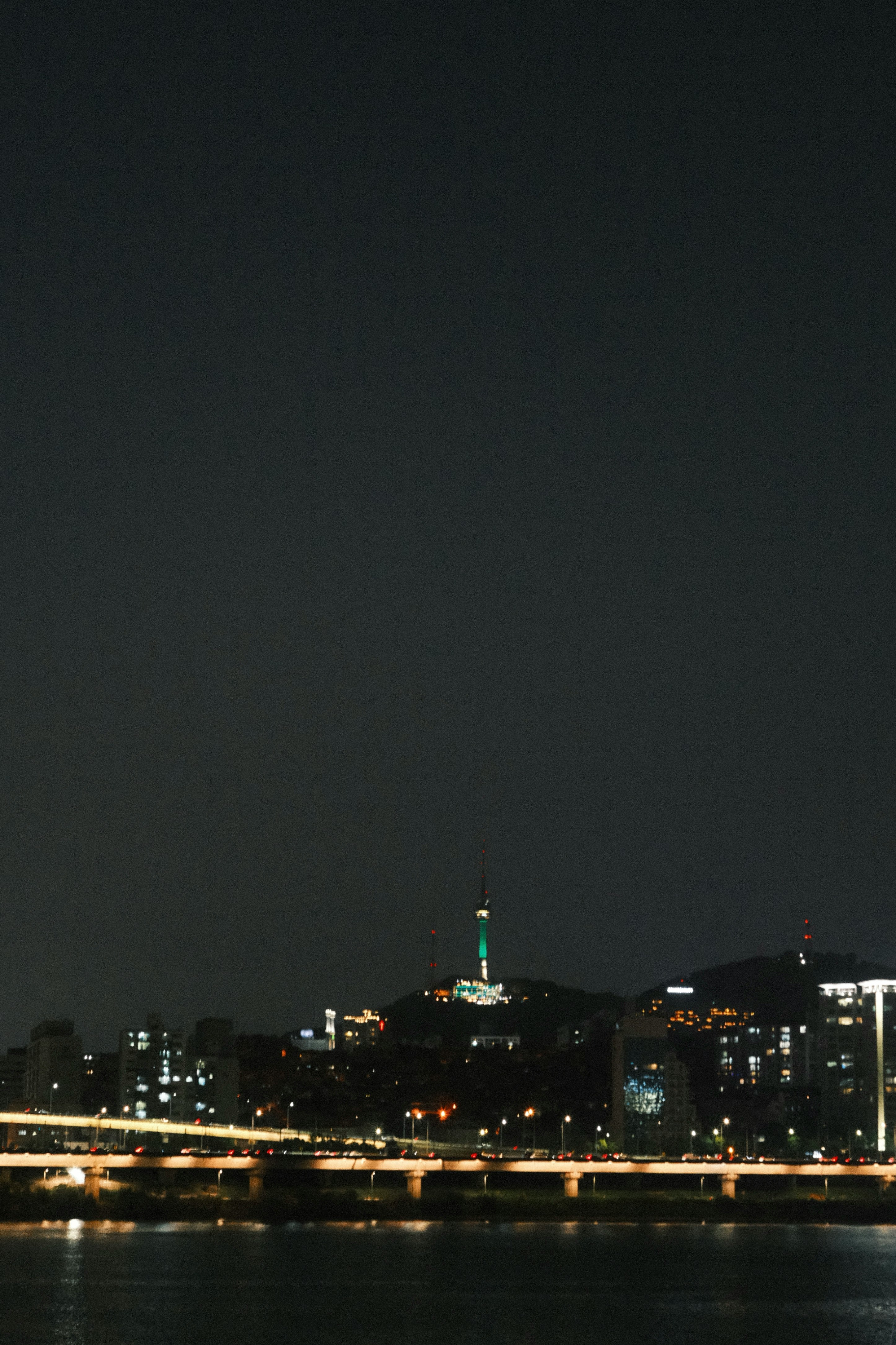 Vista nocturna de Seúl con edificios iluminados y la Torre Namsan