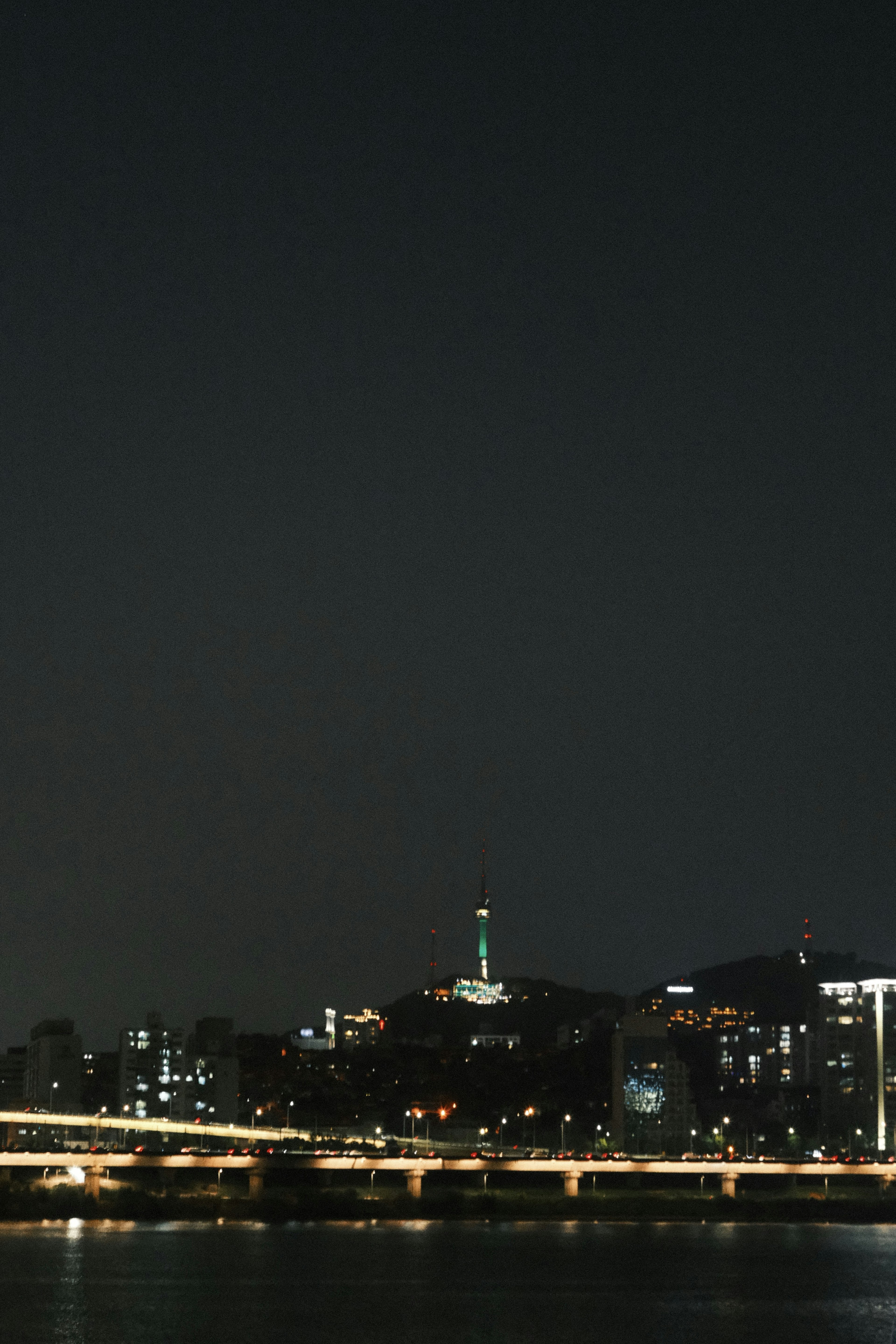 夜のソウルの風景 明るい光に照らされた建物と南山タワー