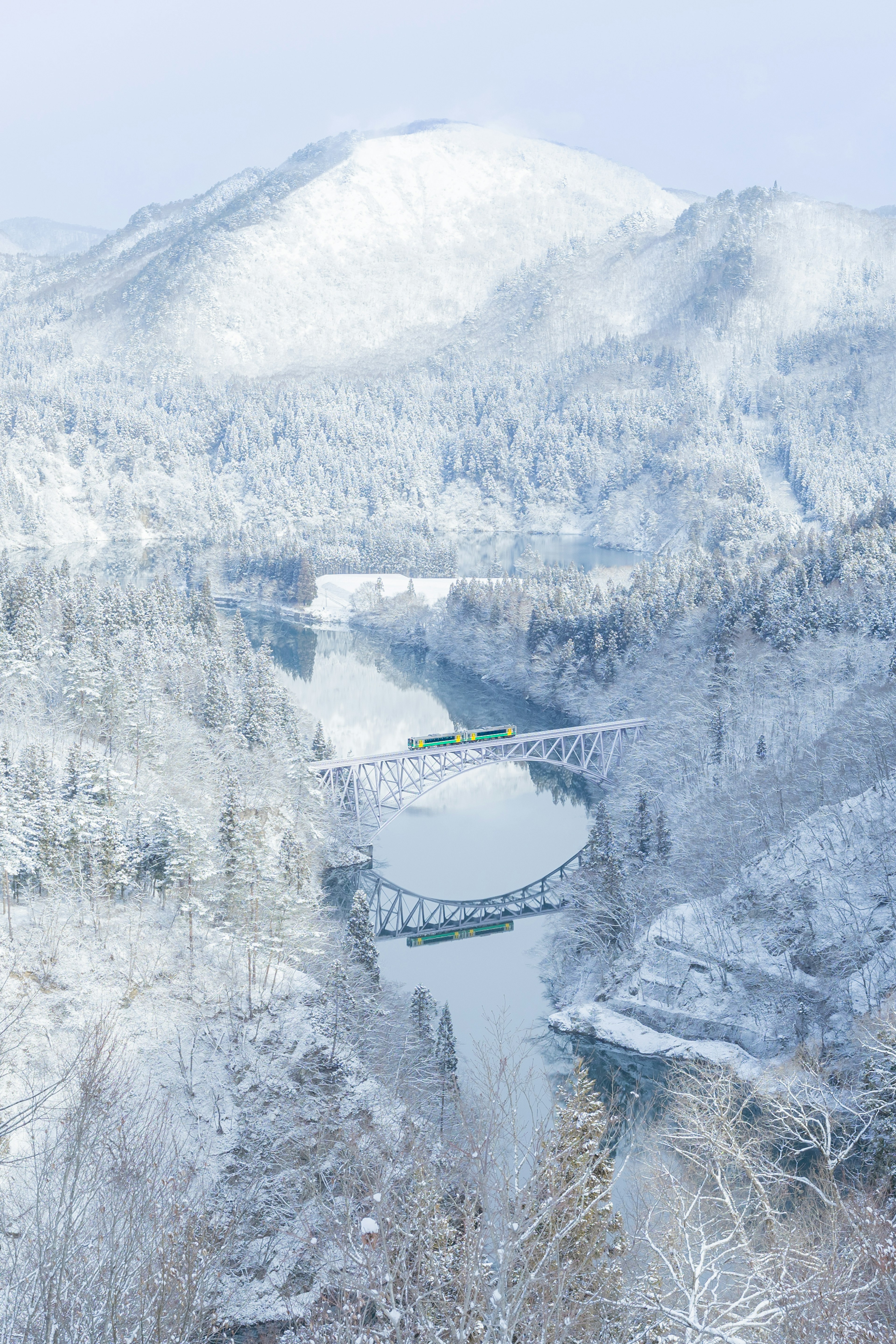 Schöne verschneite Landschaft mit Bergen und einem Fluss