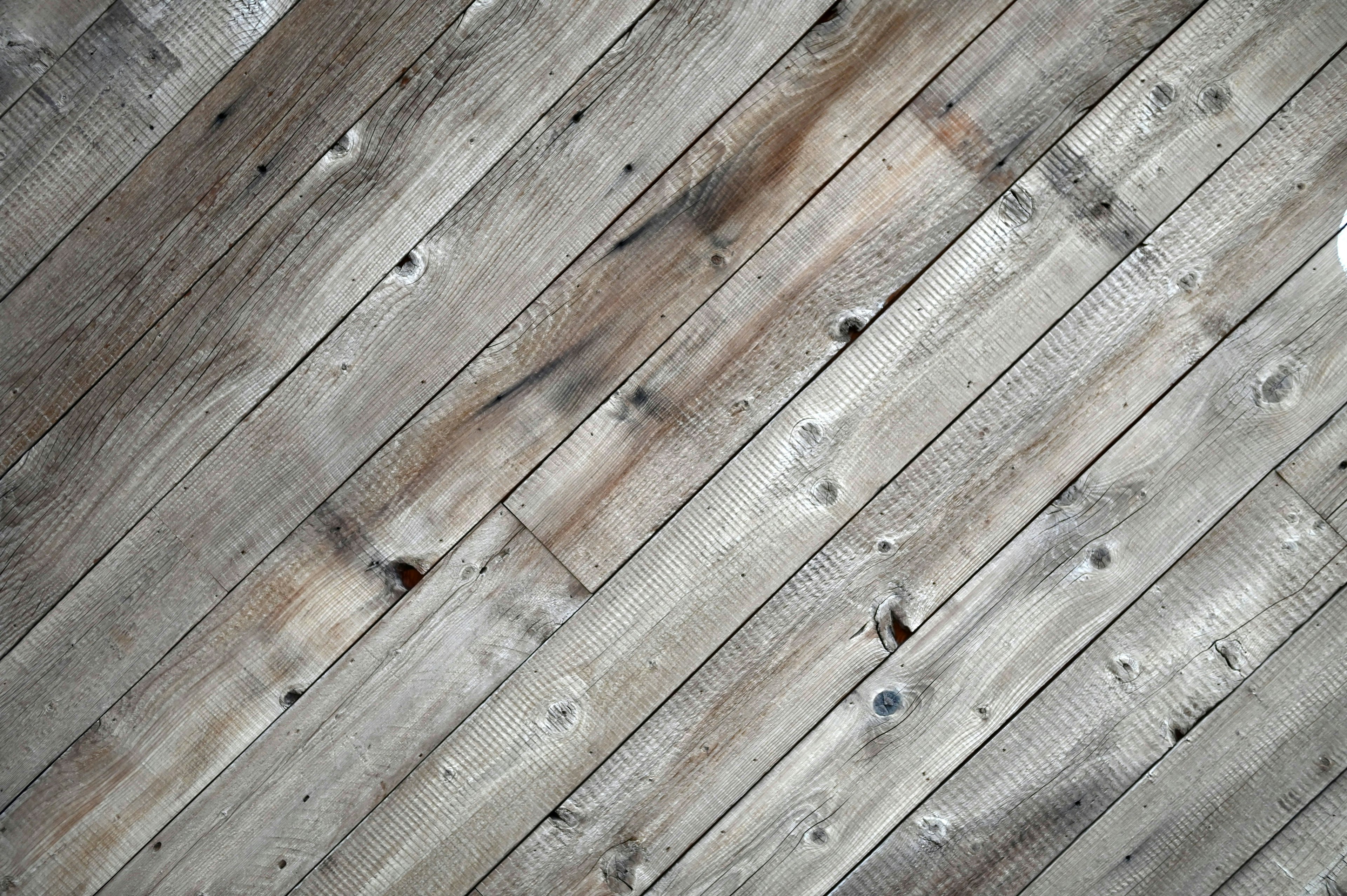 Disposition diagonale de lames de parquet en bois avec une texture usée