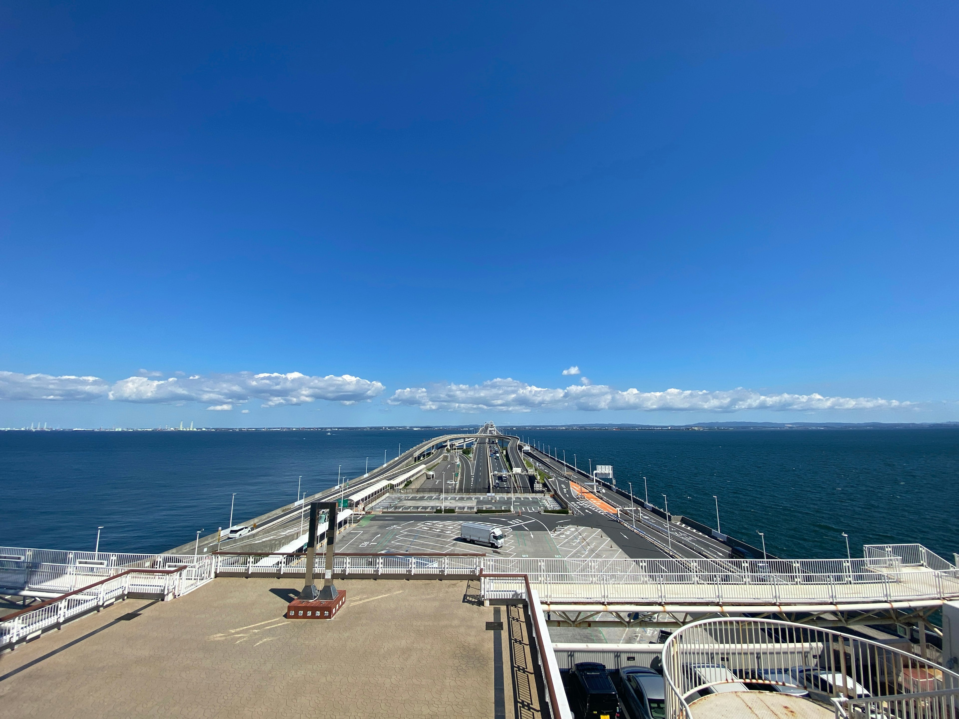 Vista de un largo muelle con cielo azul y océano