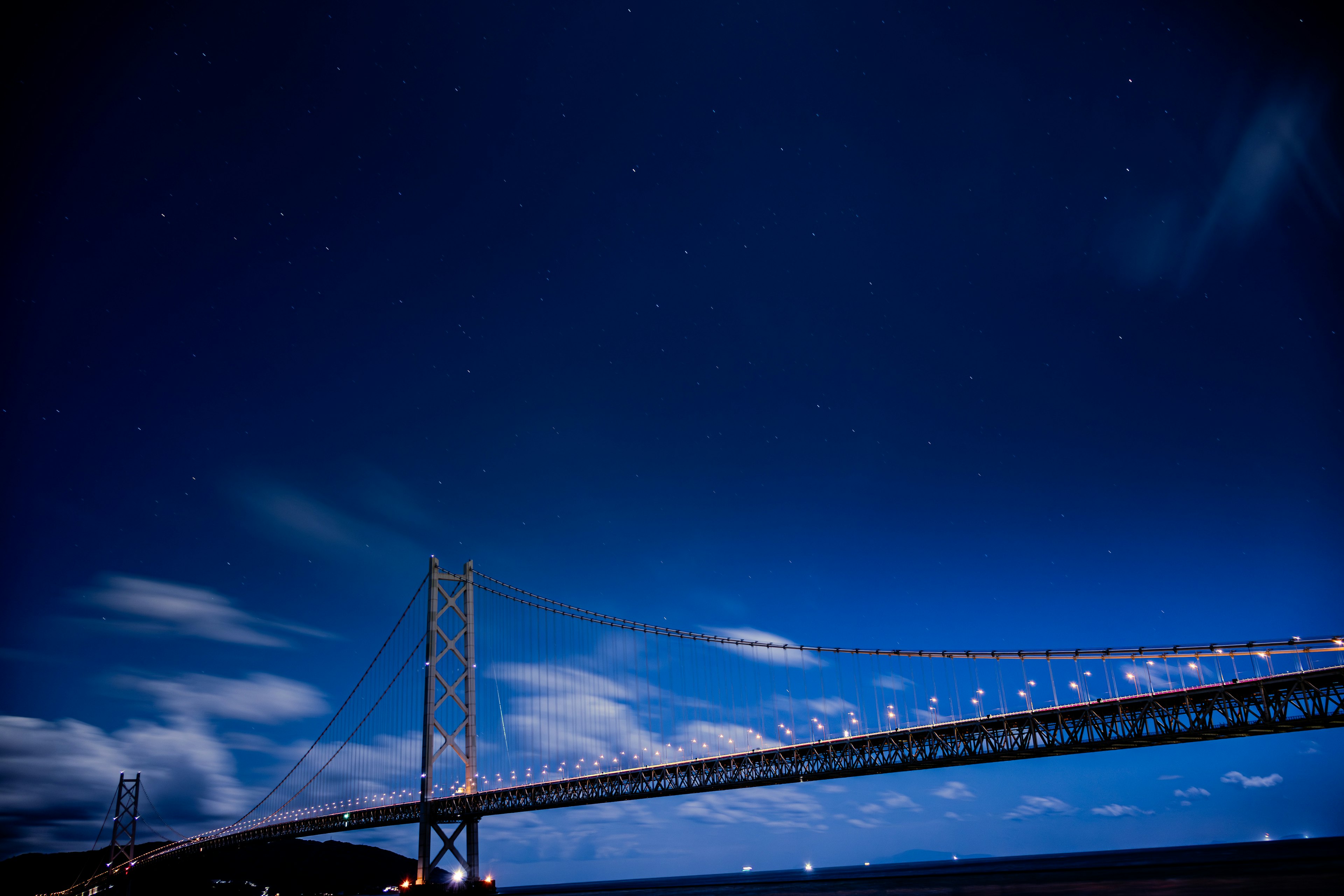 Schöne Nachtansicht einer Brücke unter einem sternenklaren Himmel