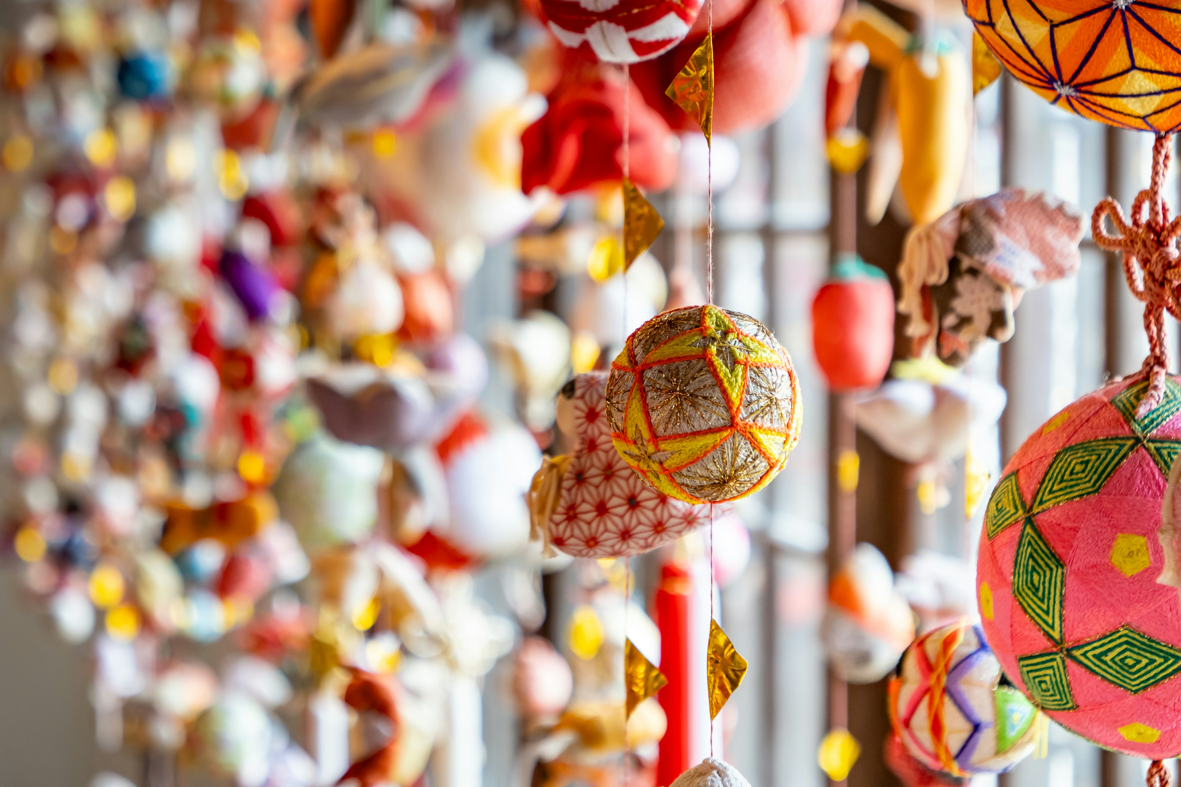 Eine schöne Ausstellung von bunten traditionellen Ornamenten, die hängen