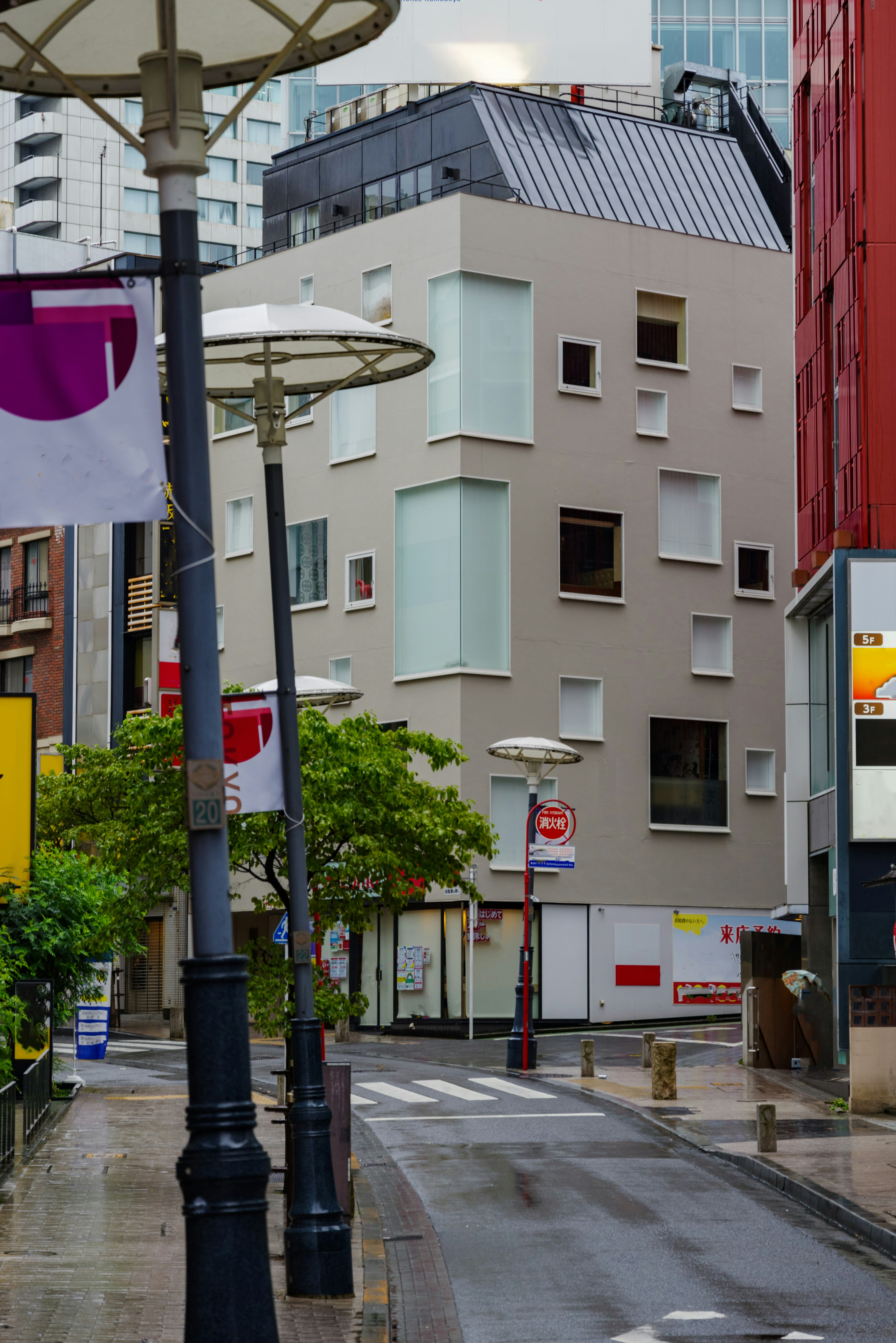 Städtische Szene mit modernem Gebäude und Straßenlaternen