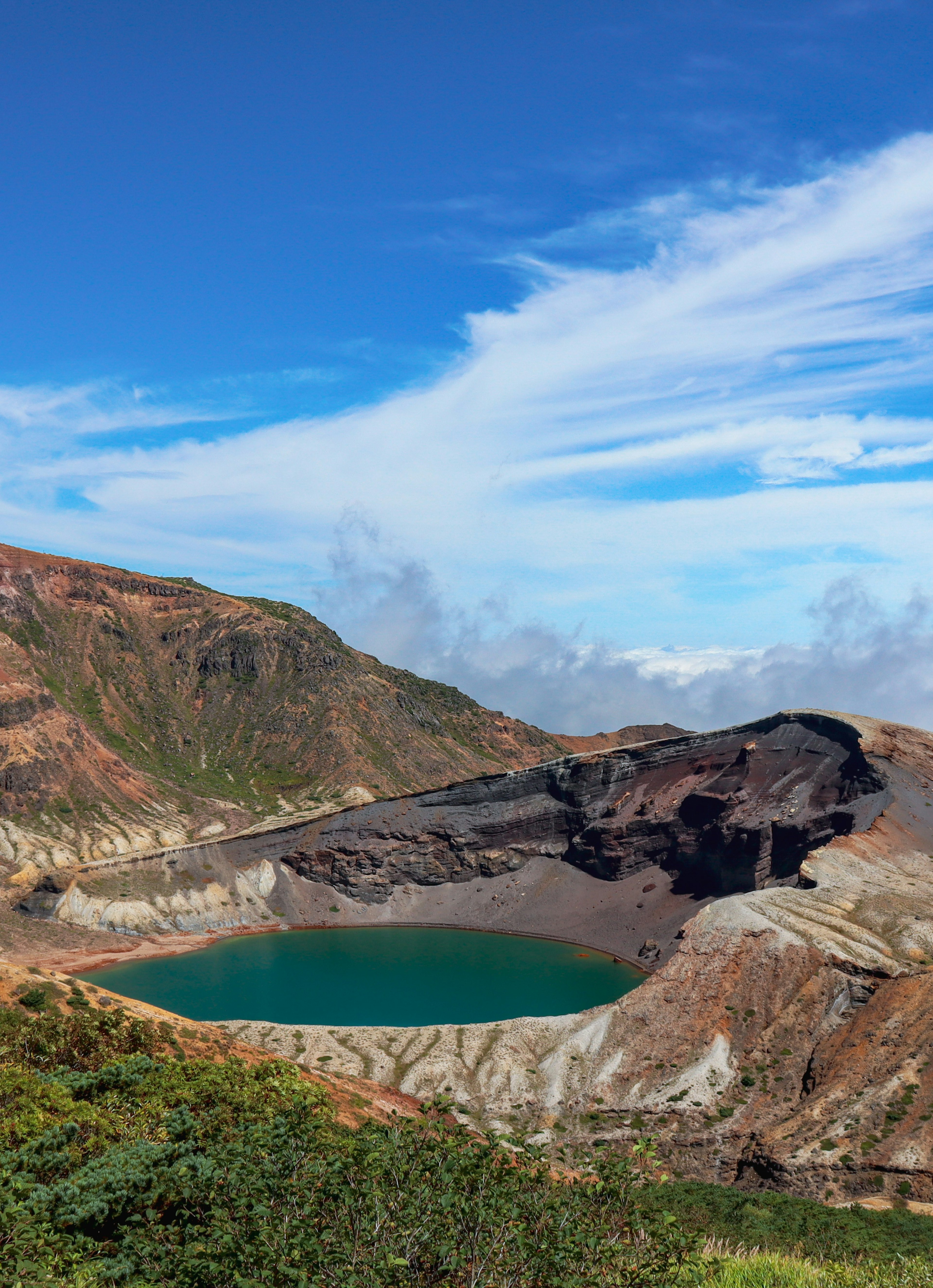 美しい火山湖と青空の風景 緑豊かな植物と多様な地形