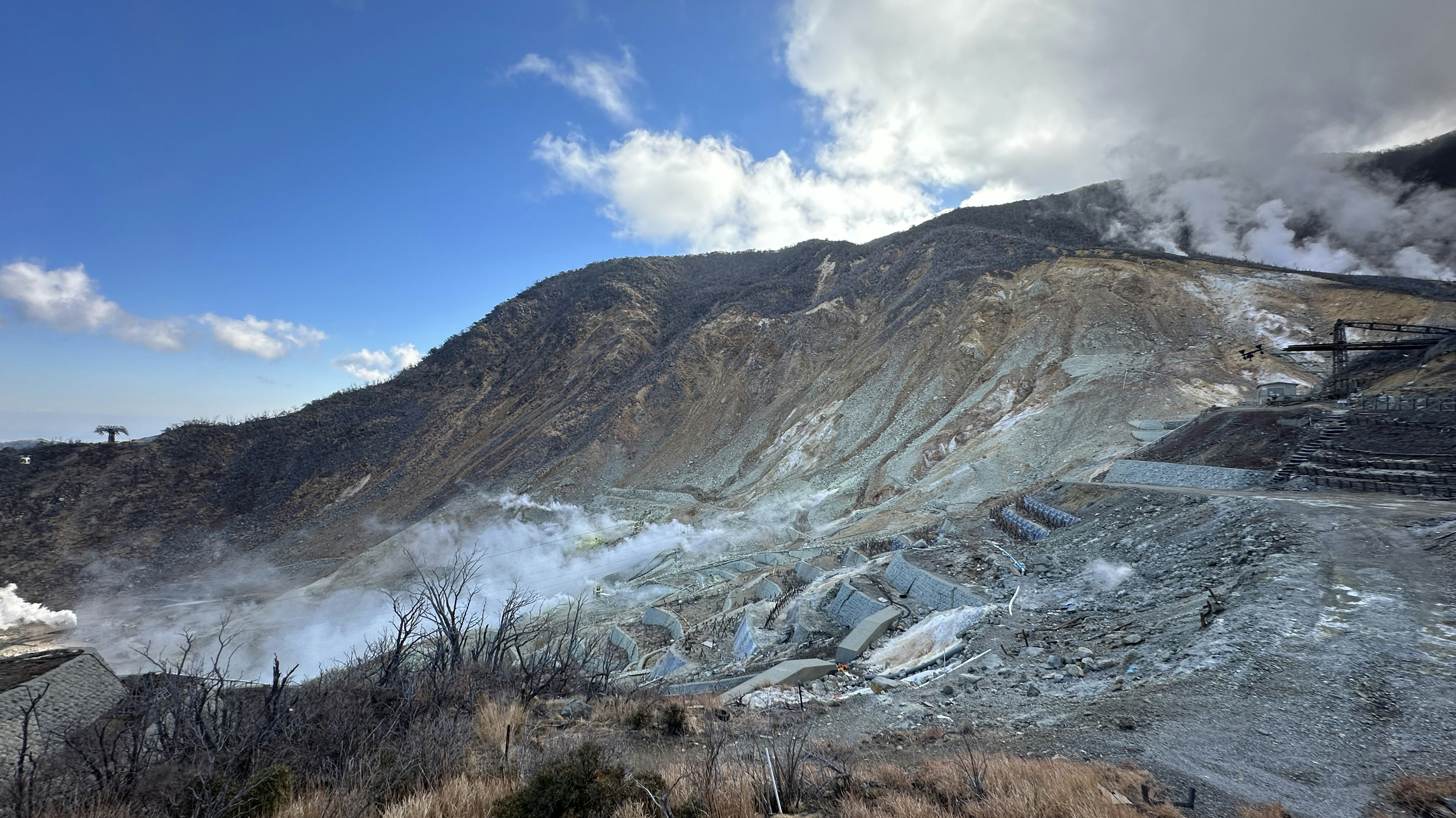 Berglandschaft mit grauem Terrain unter blauem Himmel