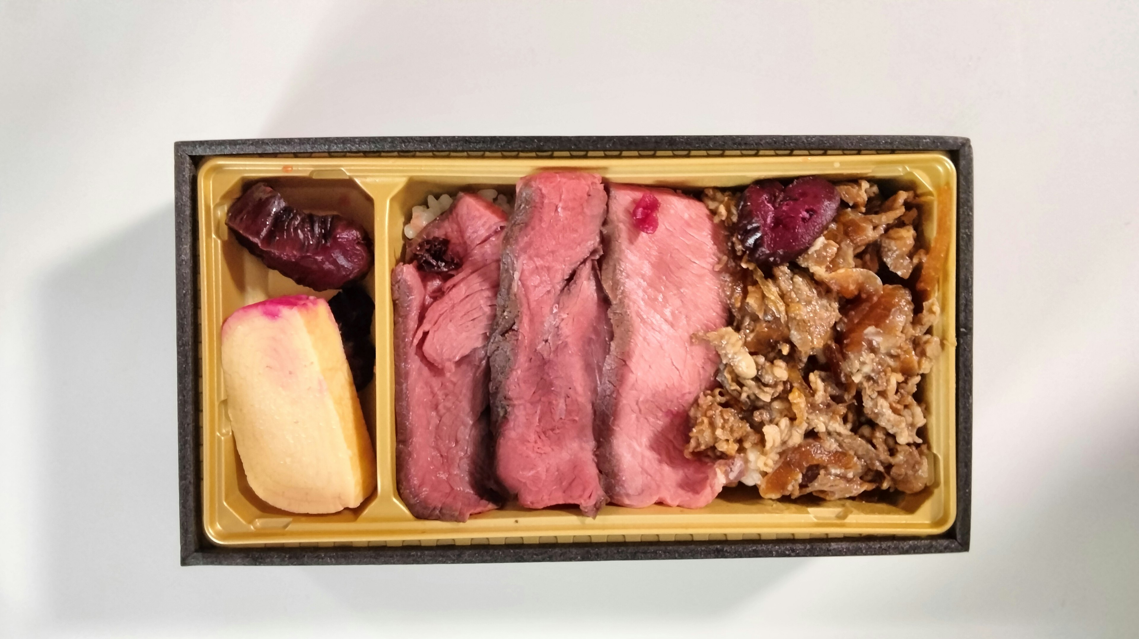 Leckere Bento-Box von oben mit Fleischscheiben und Reis