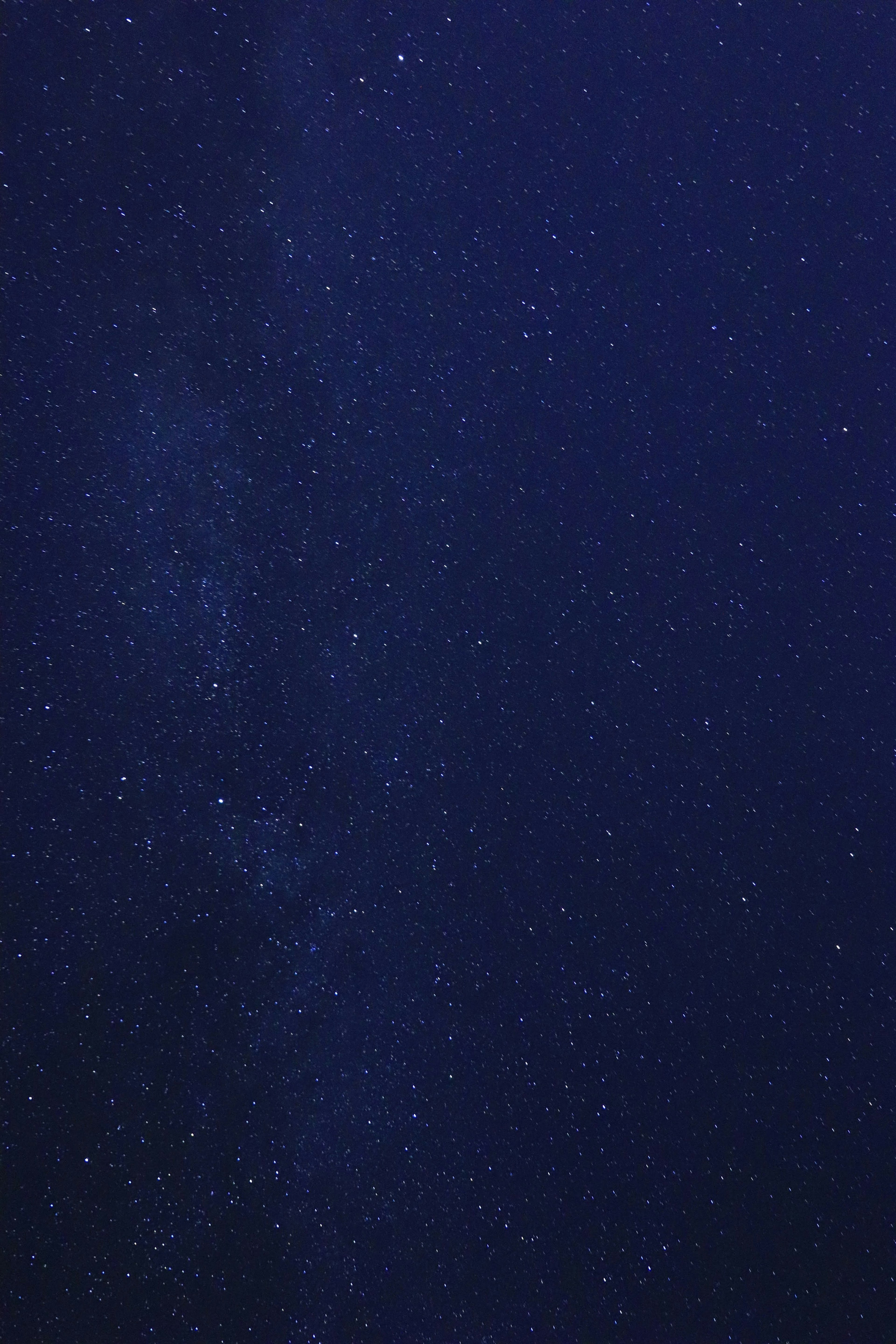 Latar belakang biru tua yang dipenuhi bintang-bintang yang mewakili langit malam