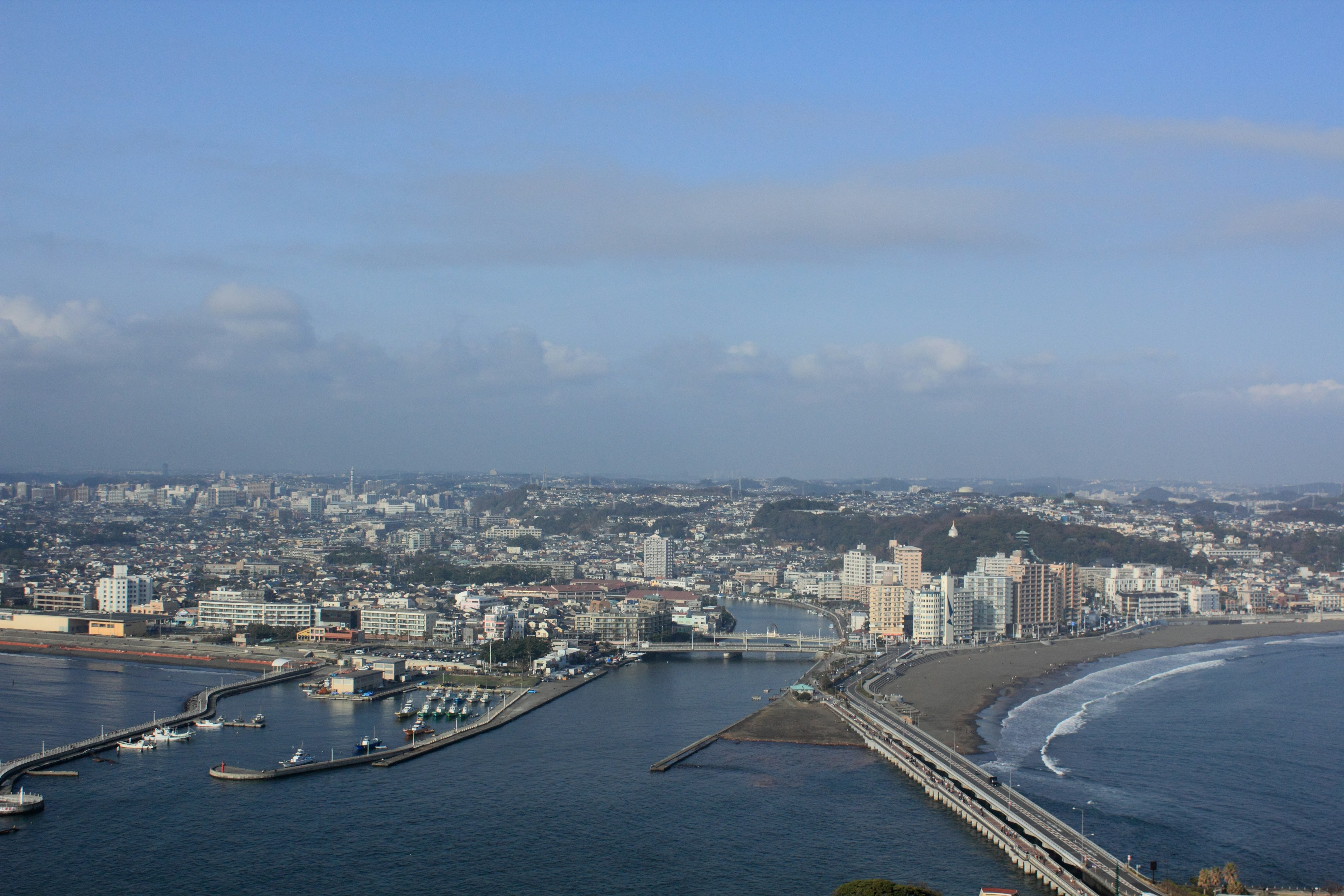 海濱城市的全景，包含海岸線和天際線