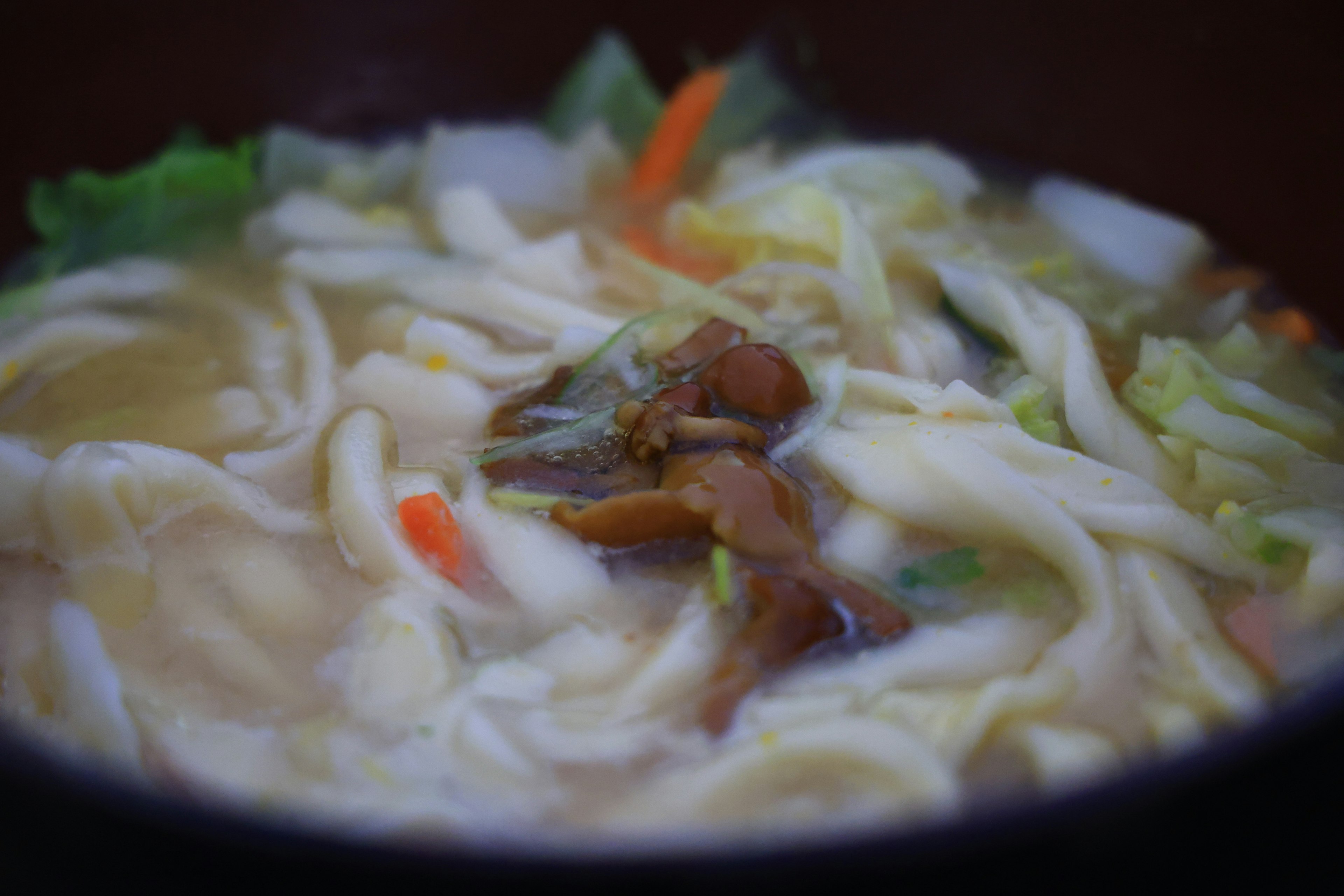 Sup hangat dengan mie udon dan sayuran campuran