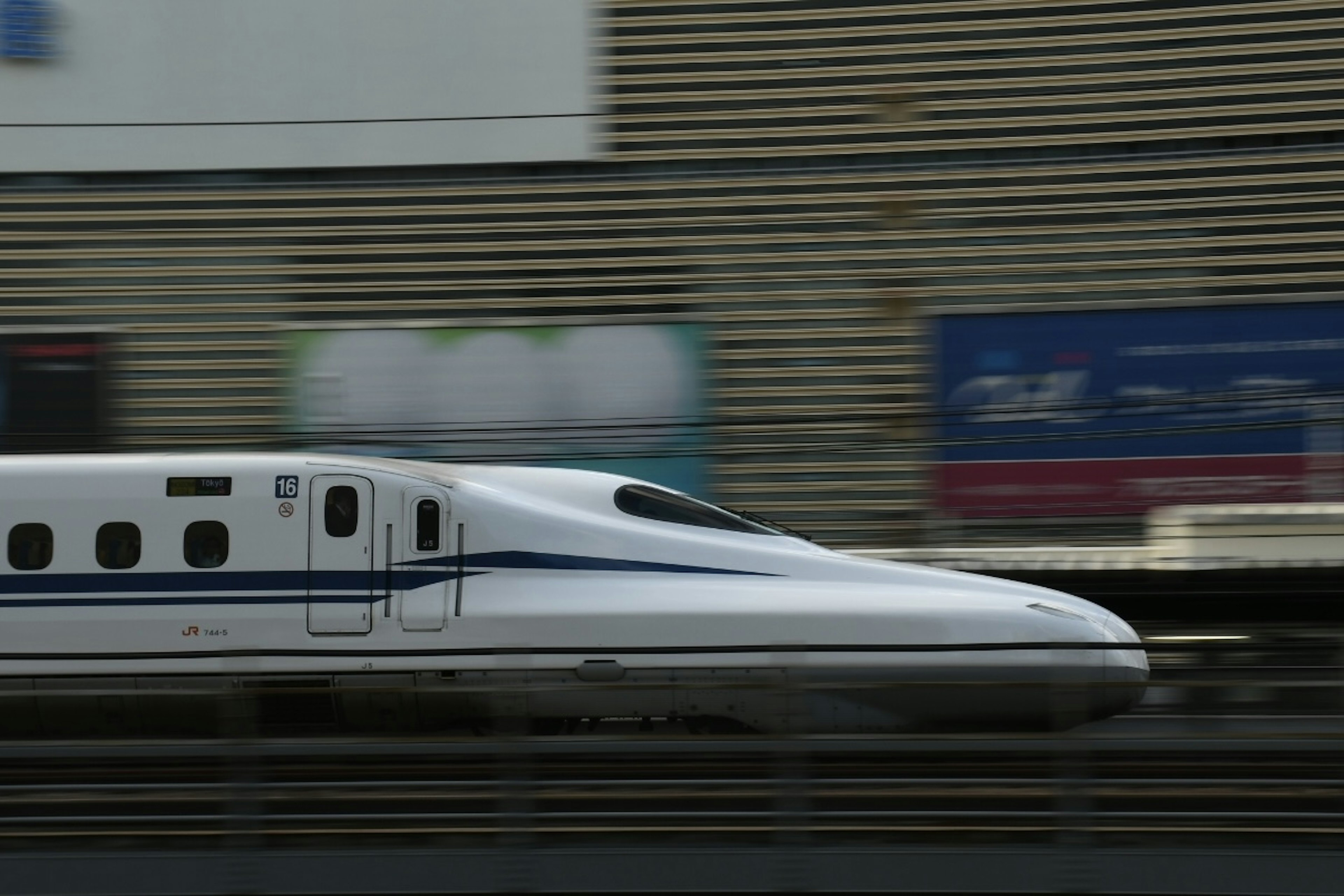 Image of a Shinkansen speeding past with motion blur