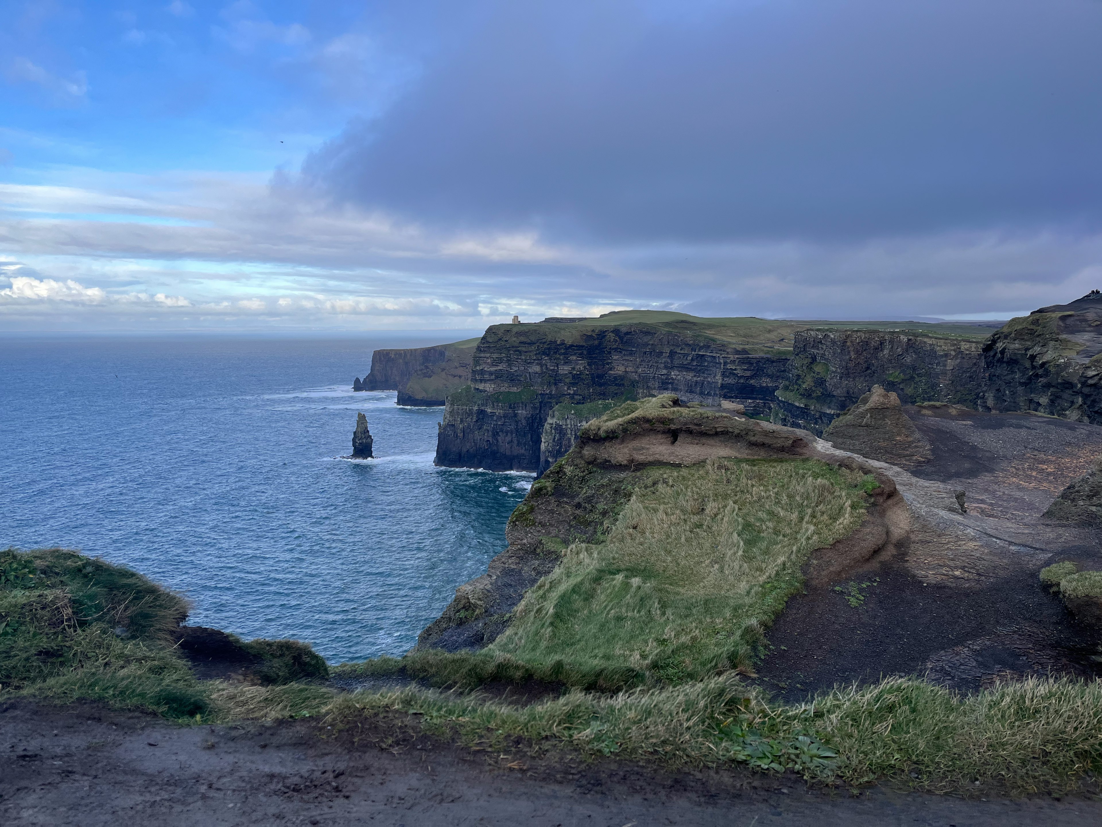 Vista panoramica delle scogliere di Moher in Irlanda con scogliere frastagliate e un vasto oceano