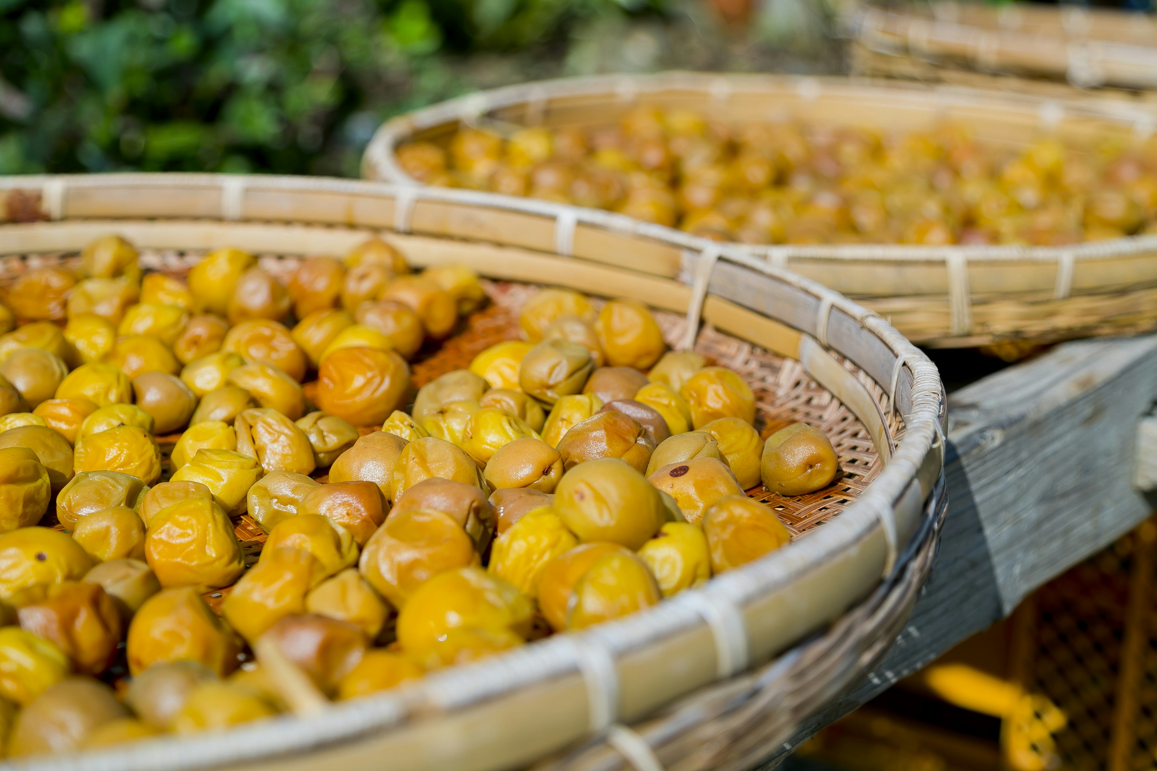 Frutas amarillas dispuestas en cestas de bambú