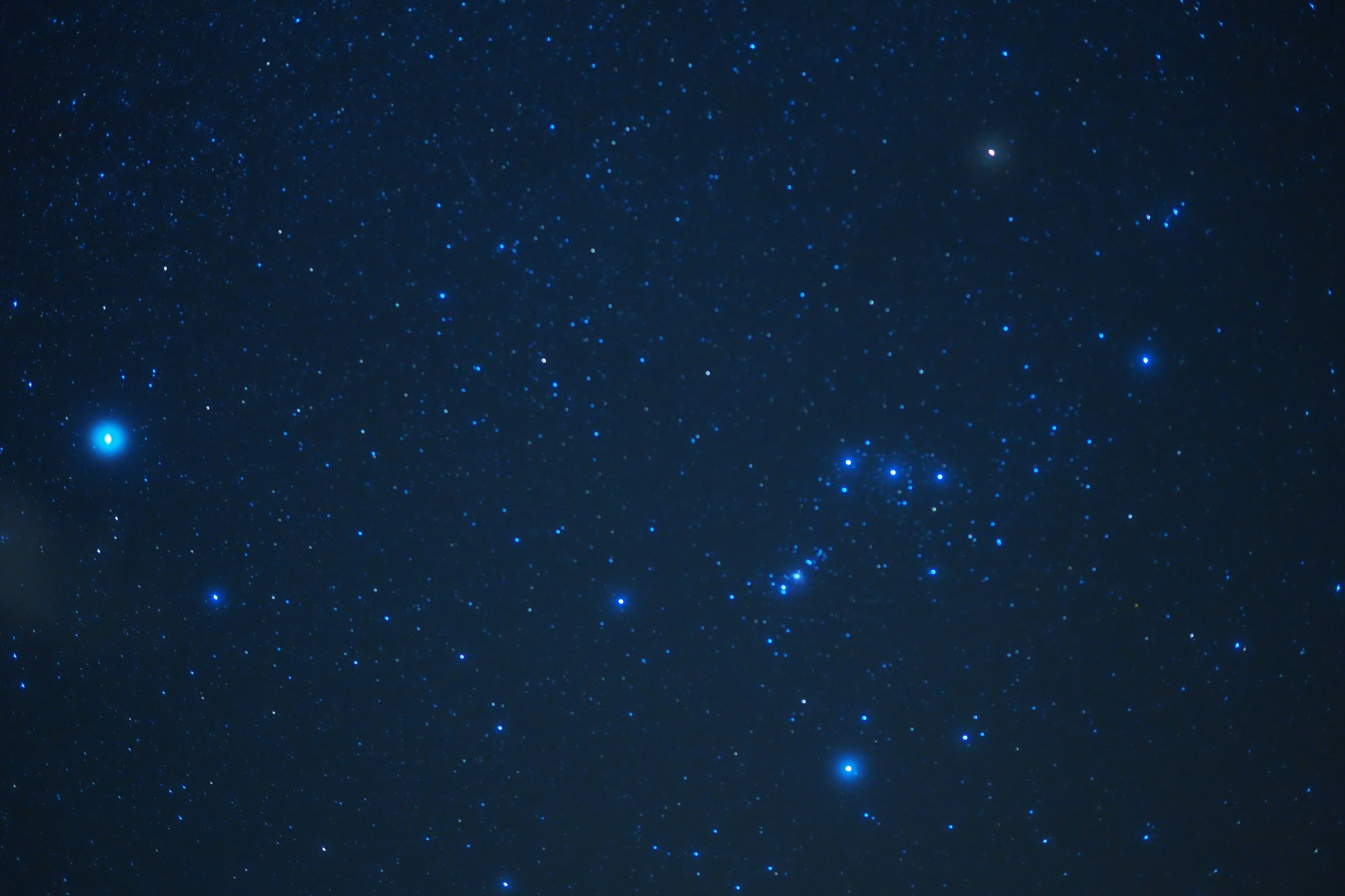 Un ciel nocturne rempli d'étoiles brillantes