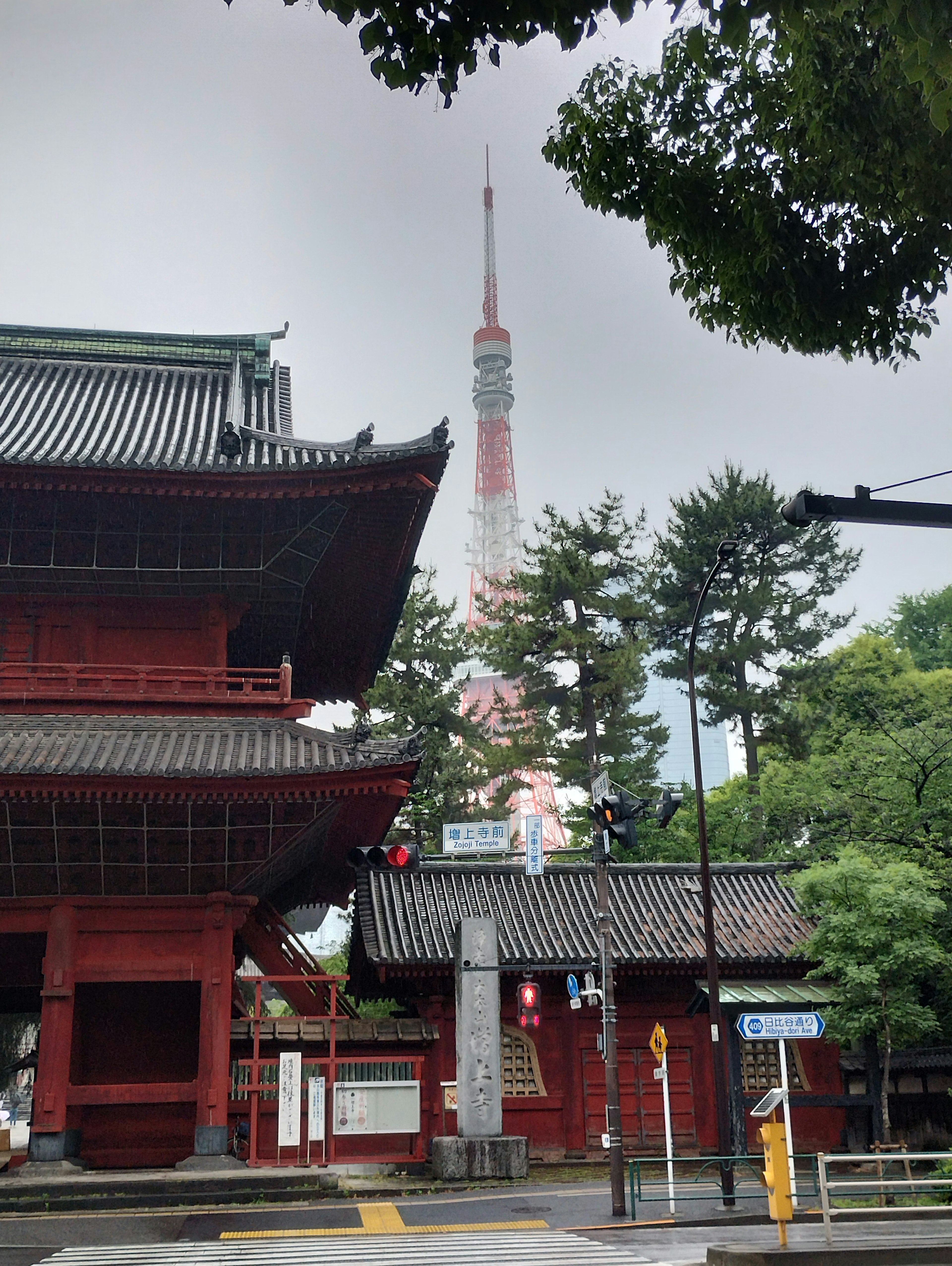 Arsitektur tradisional Jepang dengan Menara Tokyo di latar belakang