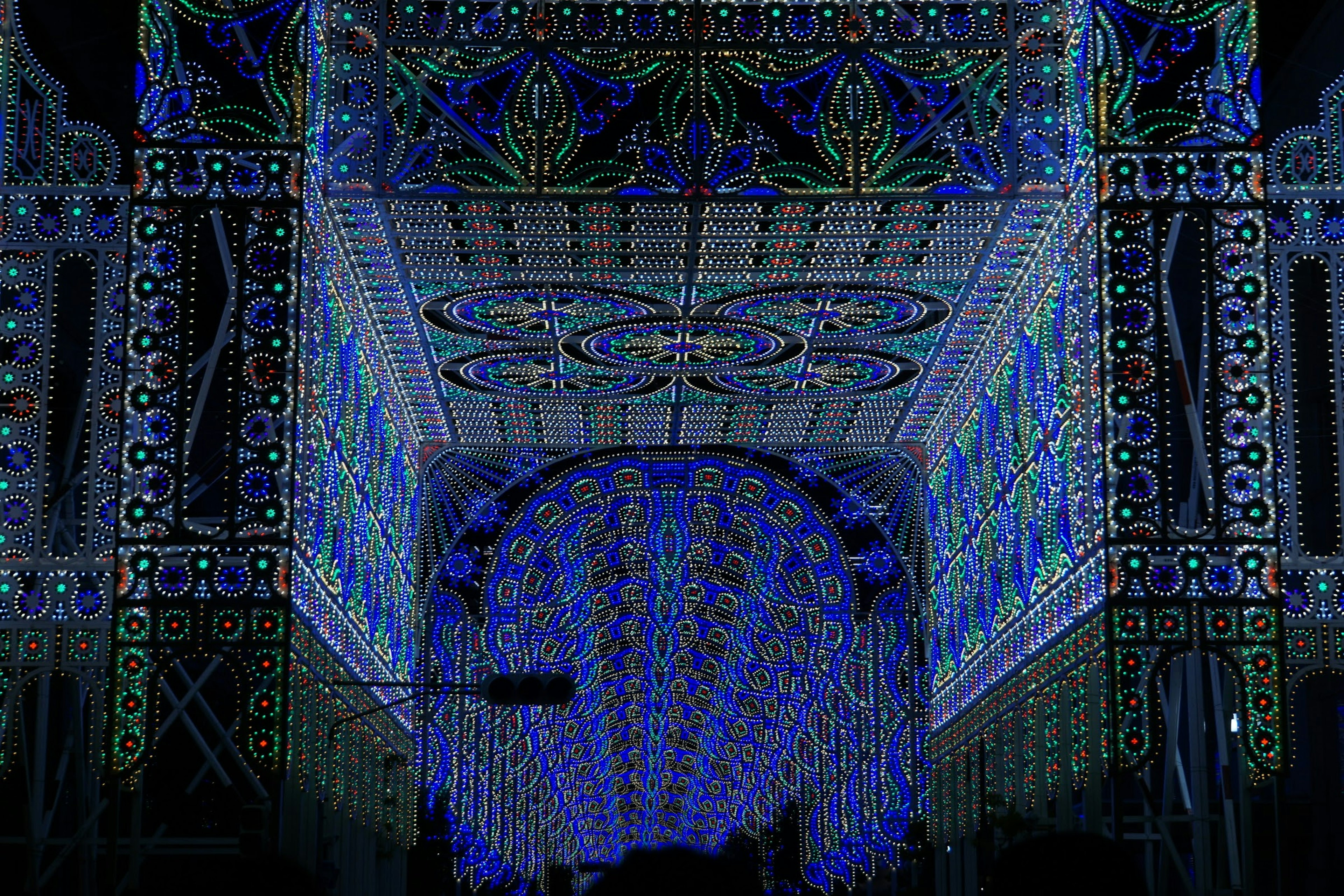 Un arco vibrante decorato con luci colorate e disegni intricati