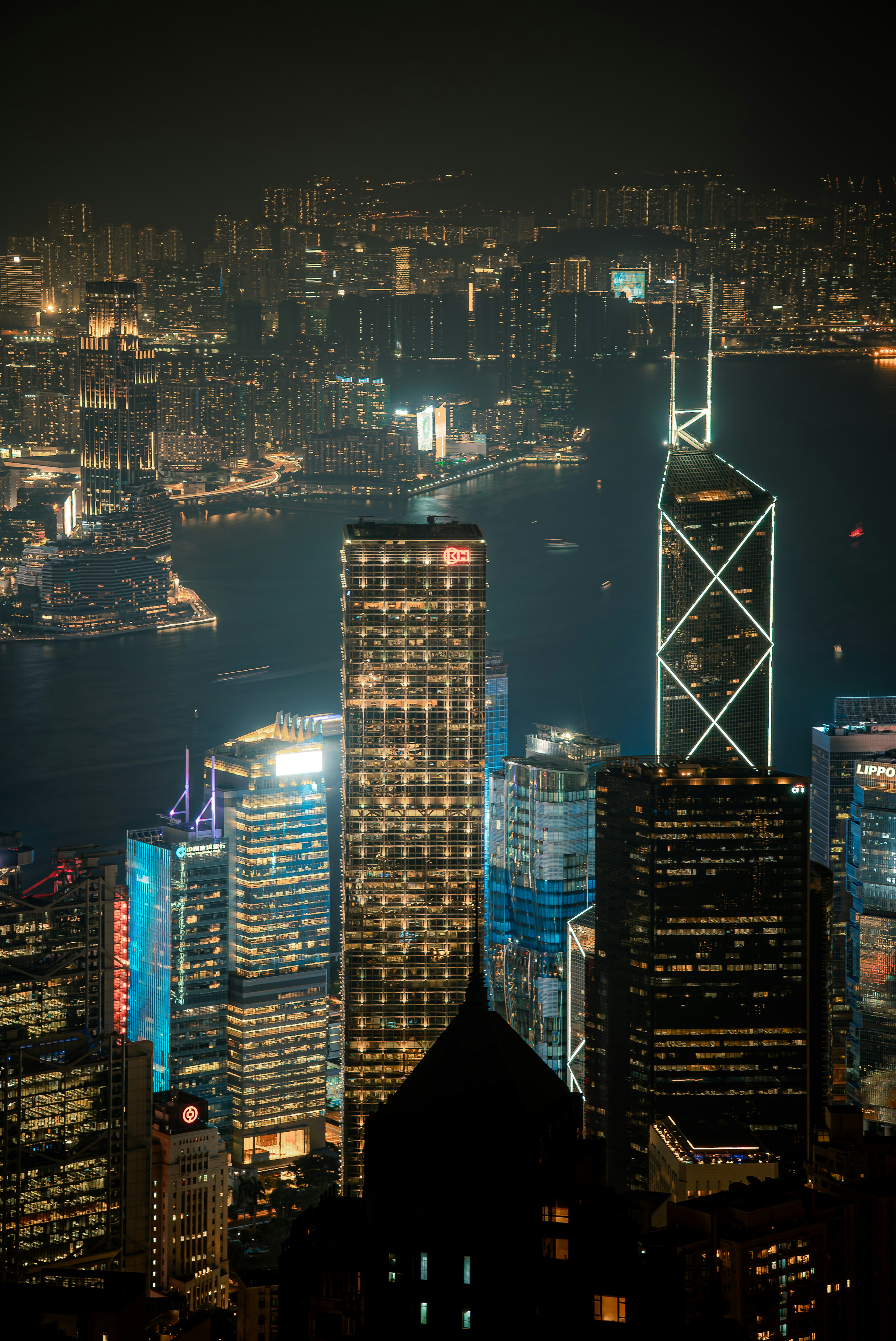 Vista notturna dello skyline di Hong Kong con grattacieli illuminati