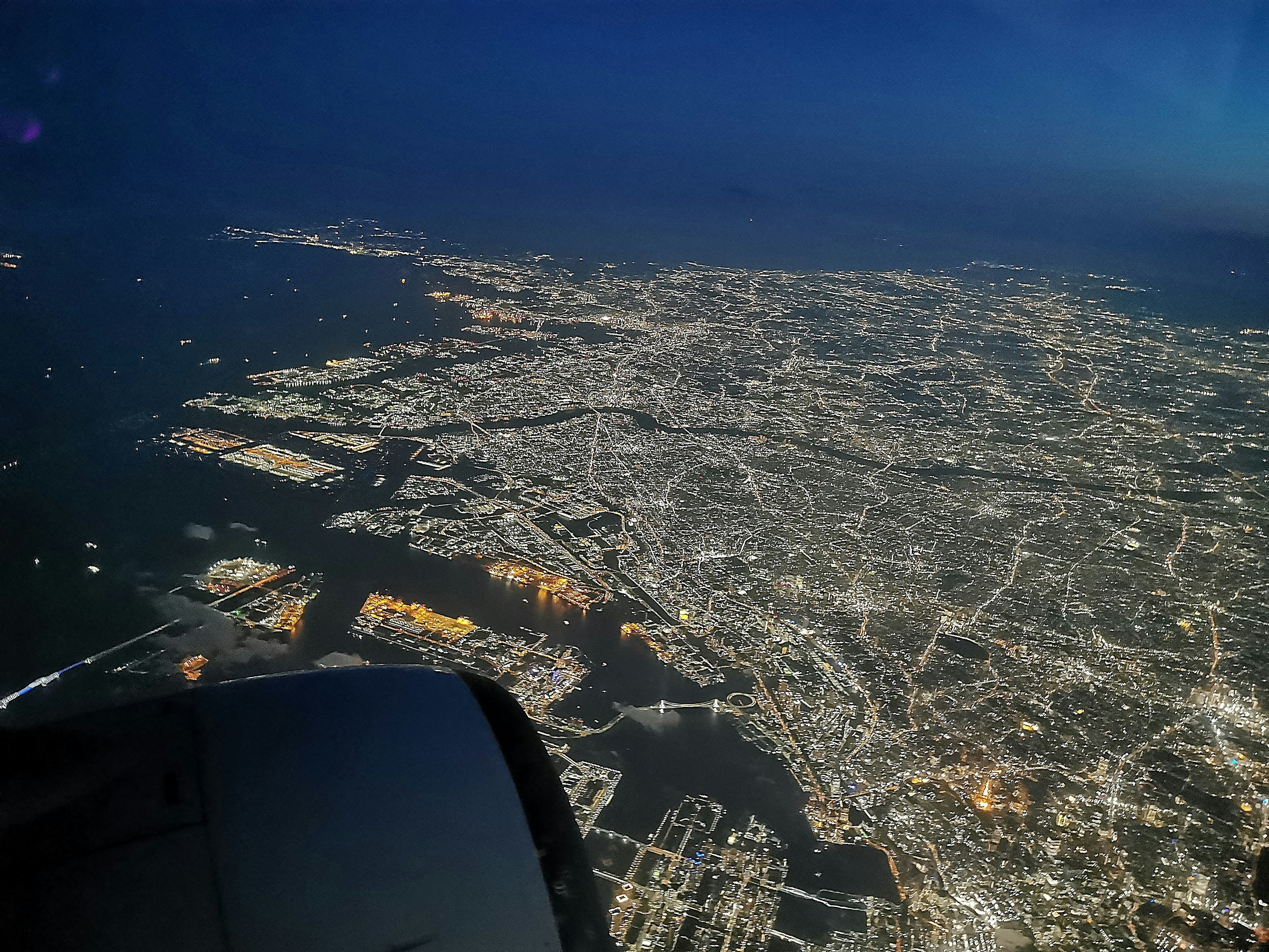 Vista aérea de una ciudad de noche con vías navegables y puertos