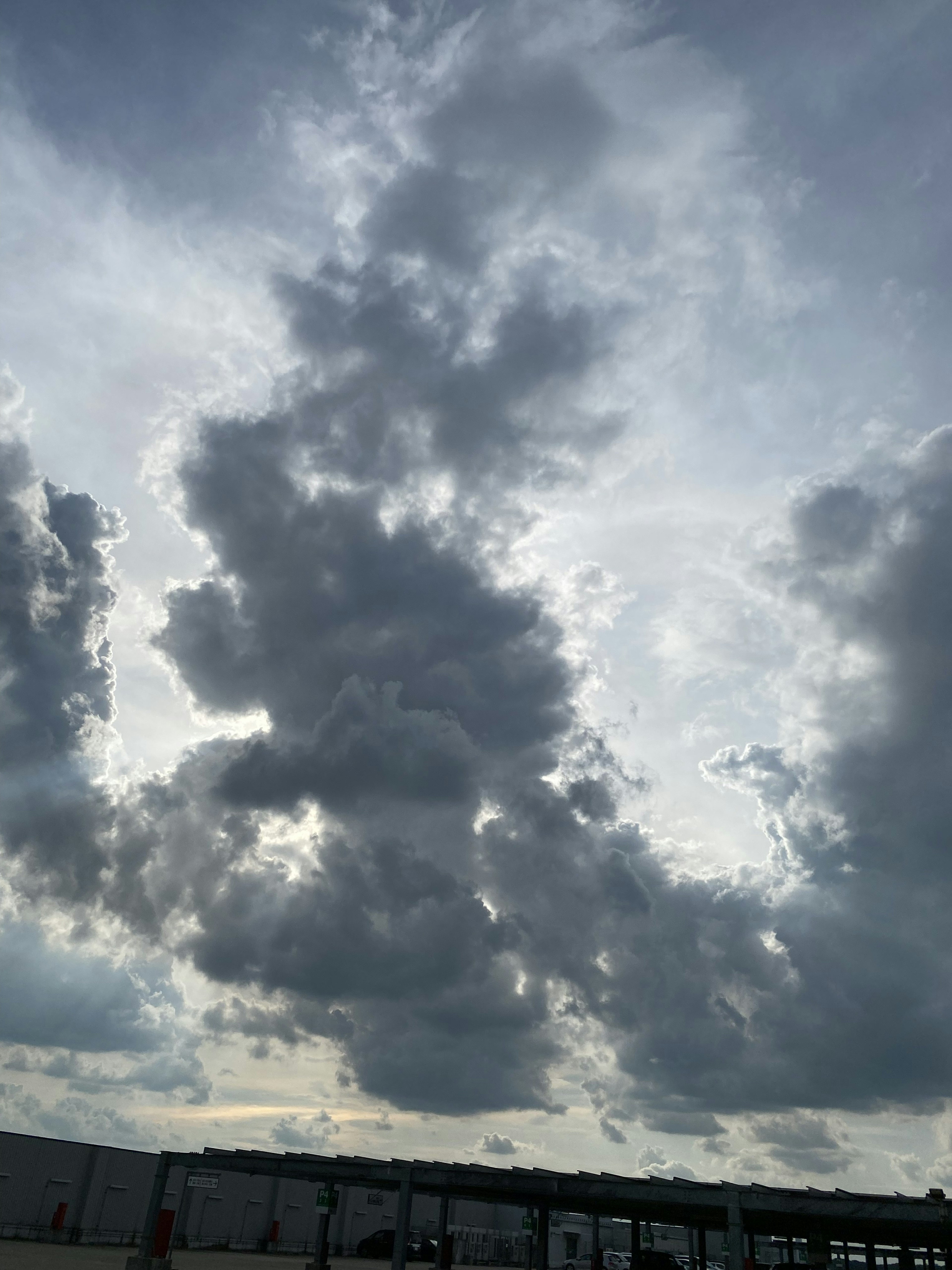 雲が広がる空の風景と薄明かり