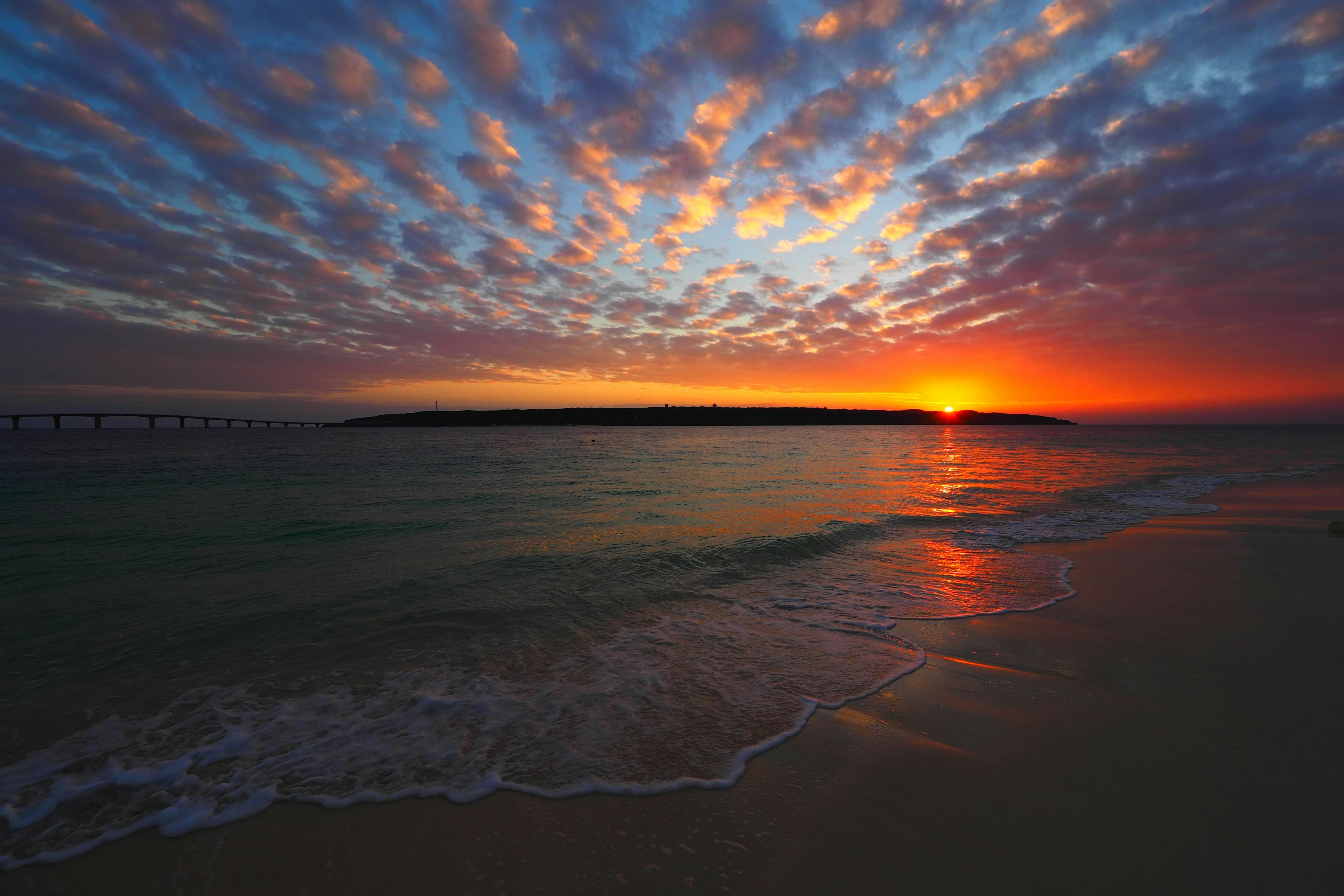 Magnifique coucher de soleil se reflétant sur la mer