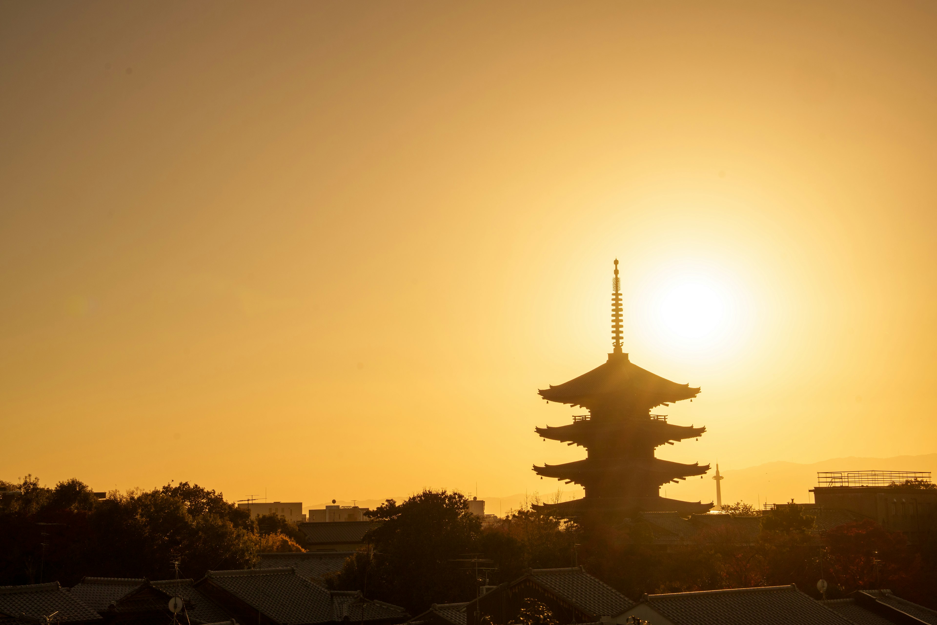 Silueta de una pagoda contra el atardecer