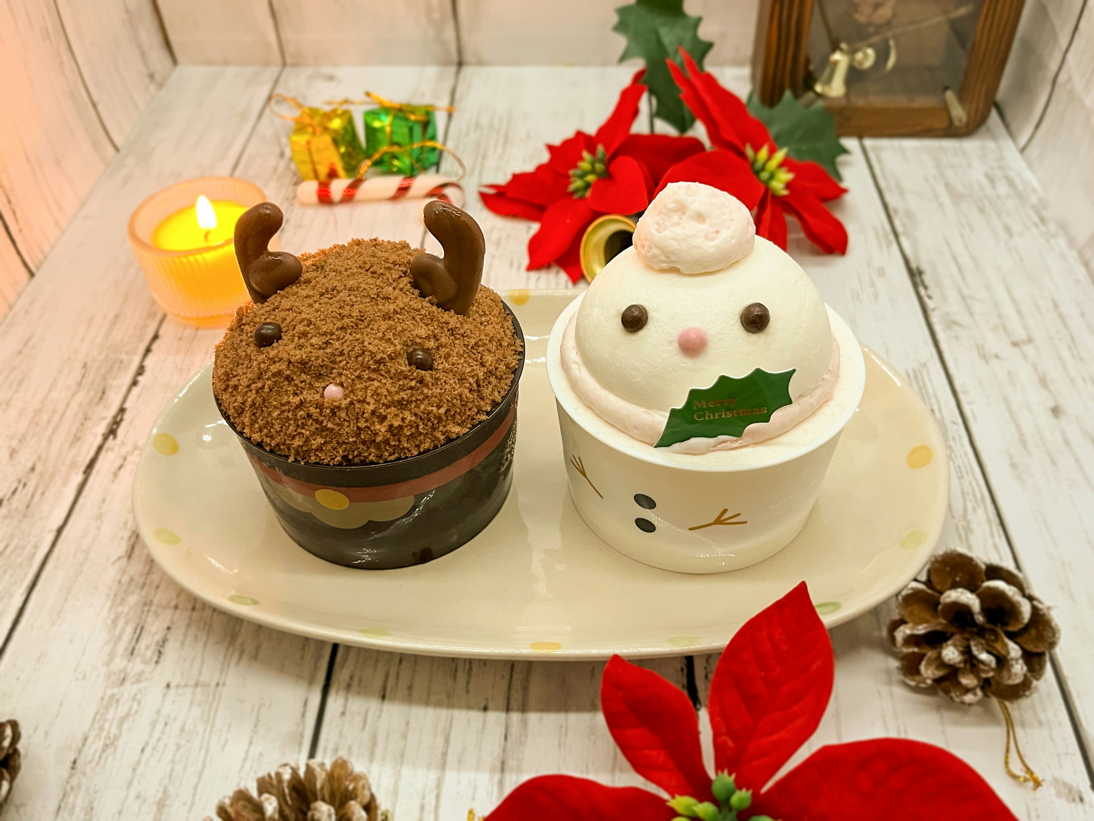 Tazze di dessert natalizie con design di renna e pupazzo di neve, decorate con poinsettie rosse e pigne