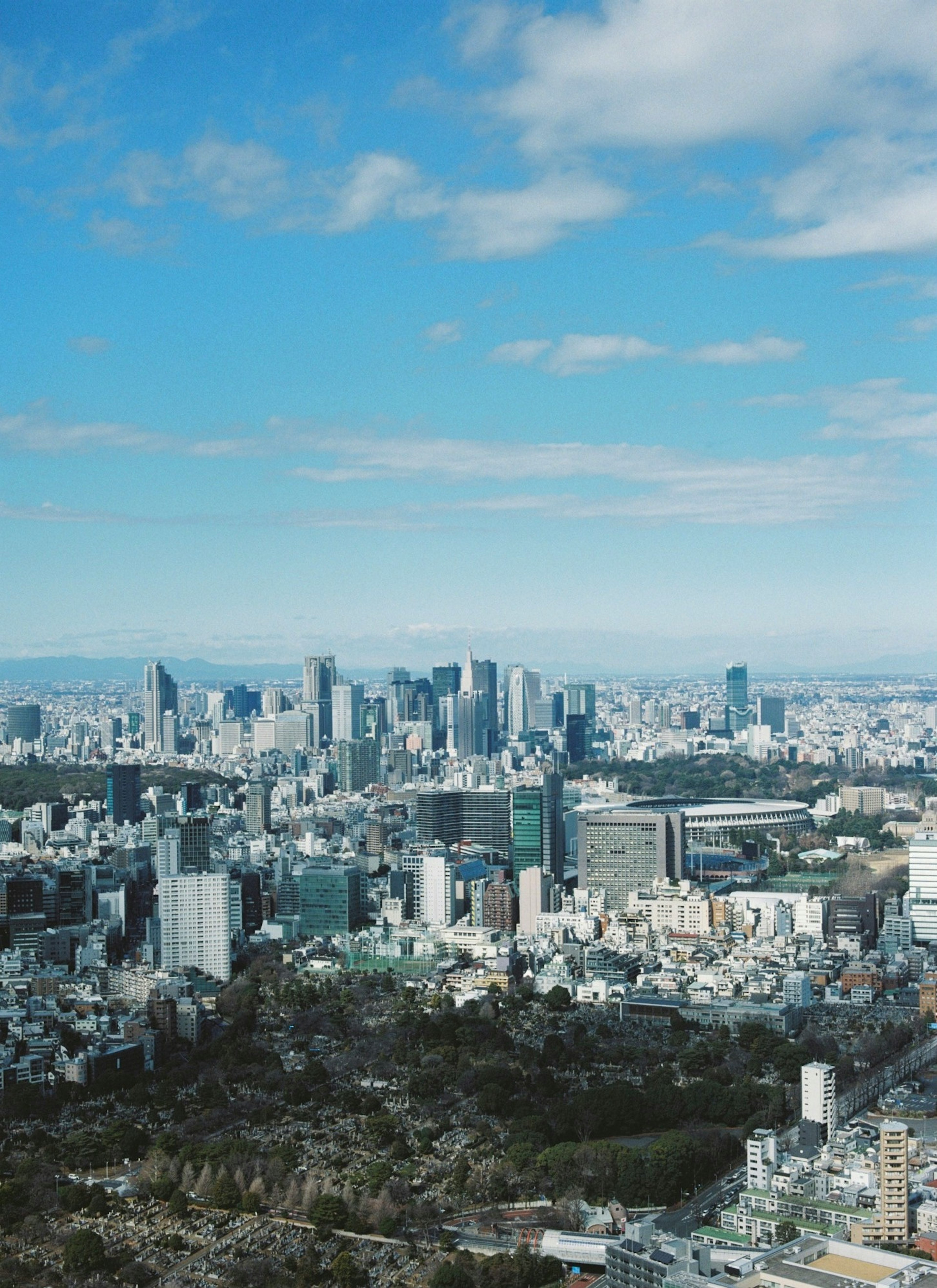 Línea de horizonte de Tokio con rascacielos y cielo azul