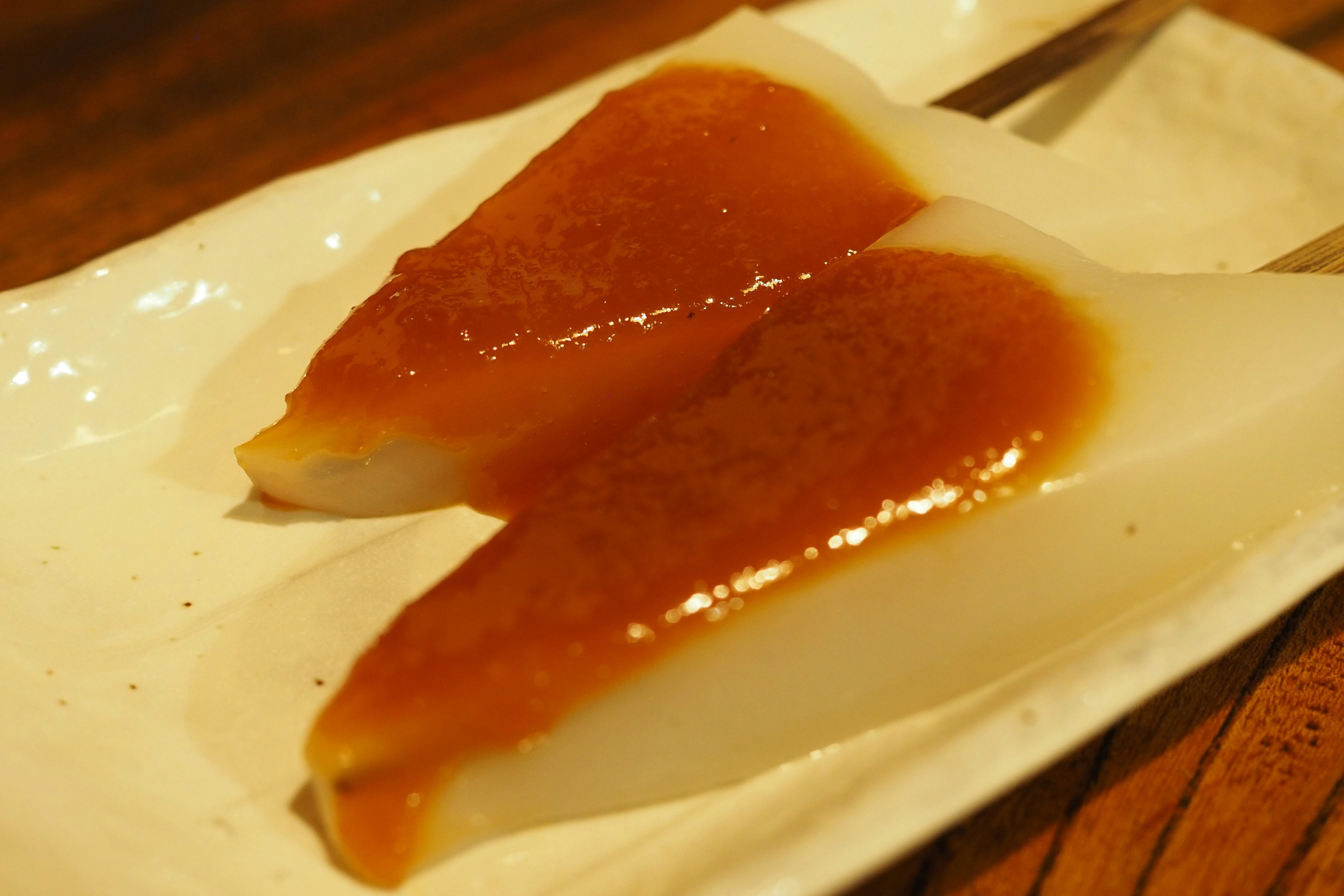 Deux tranches de dessert mochi sucré sur une assiette blanche