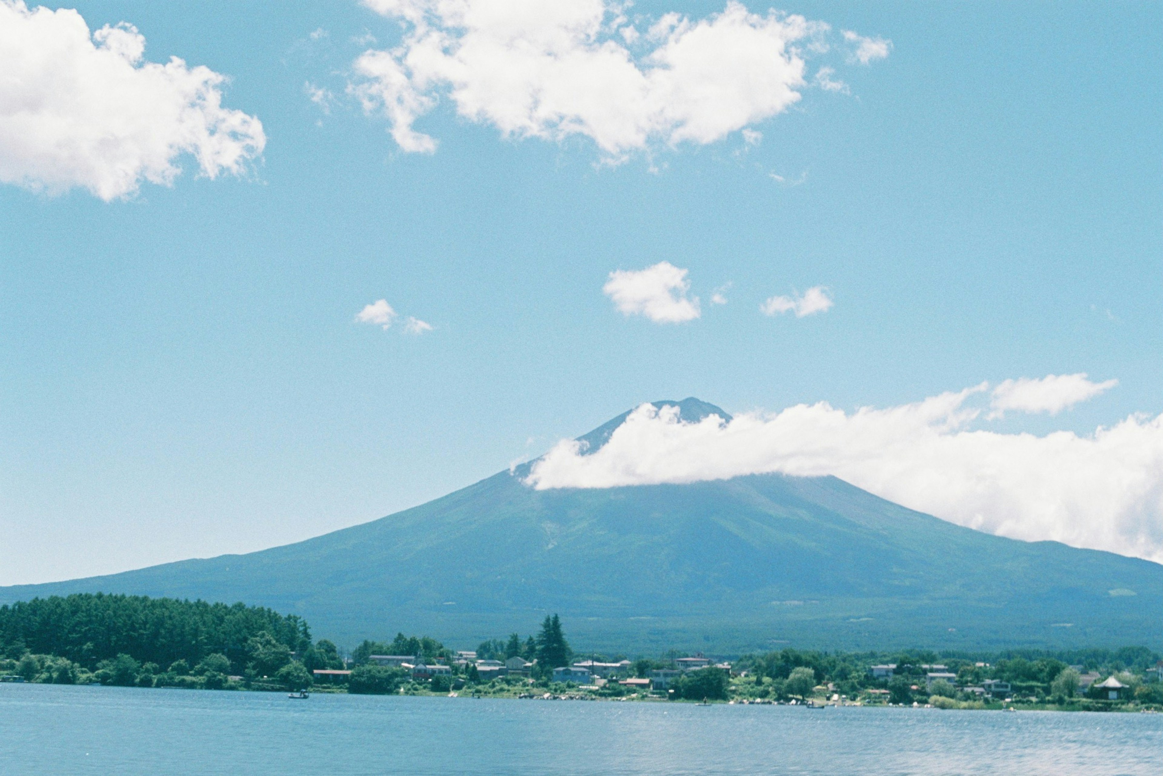 青空の下にそびえる富士山の風景 湖の近くからの眺め