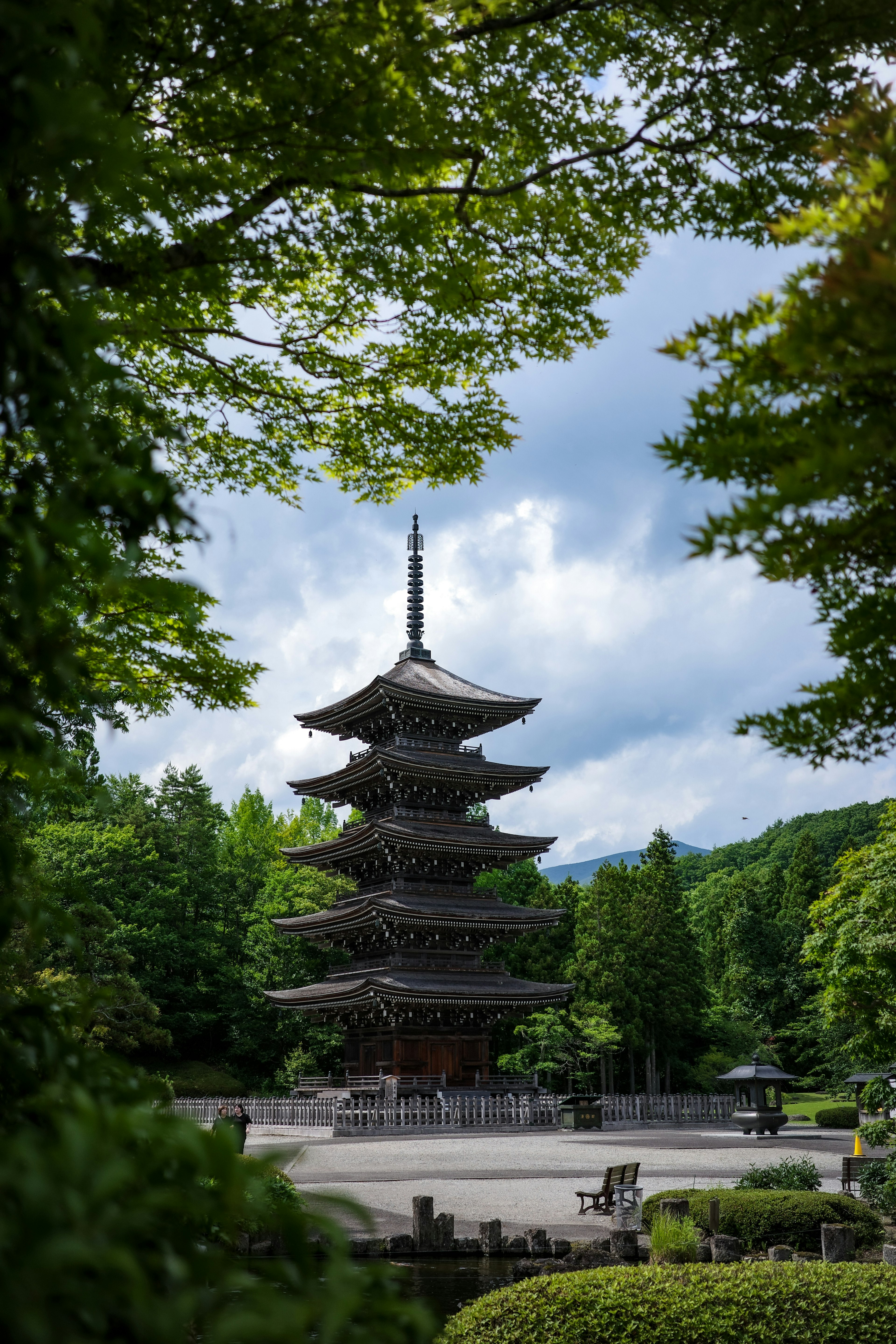 緑に囲まれた五重塔の風景